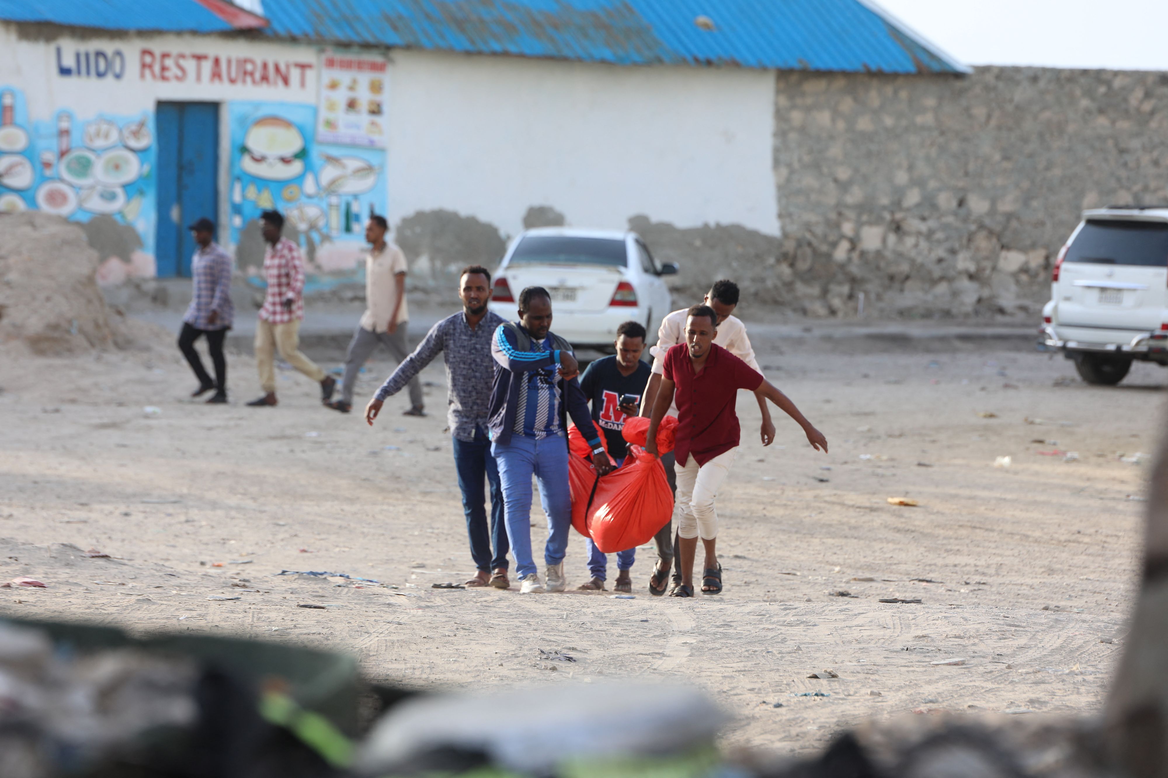 Un kamikaze et des hommes armés attaquent une plage de Mogadiscio