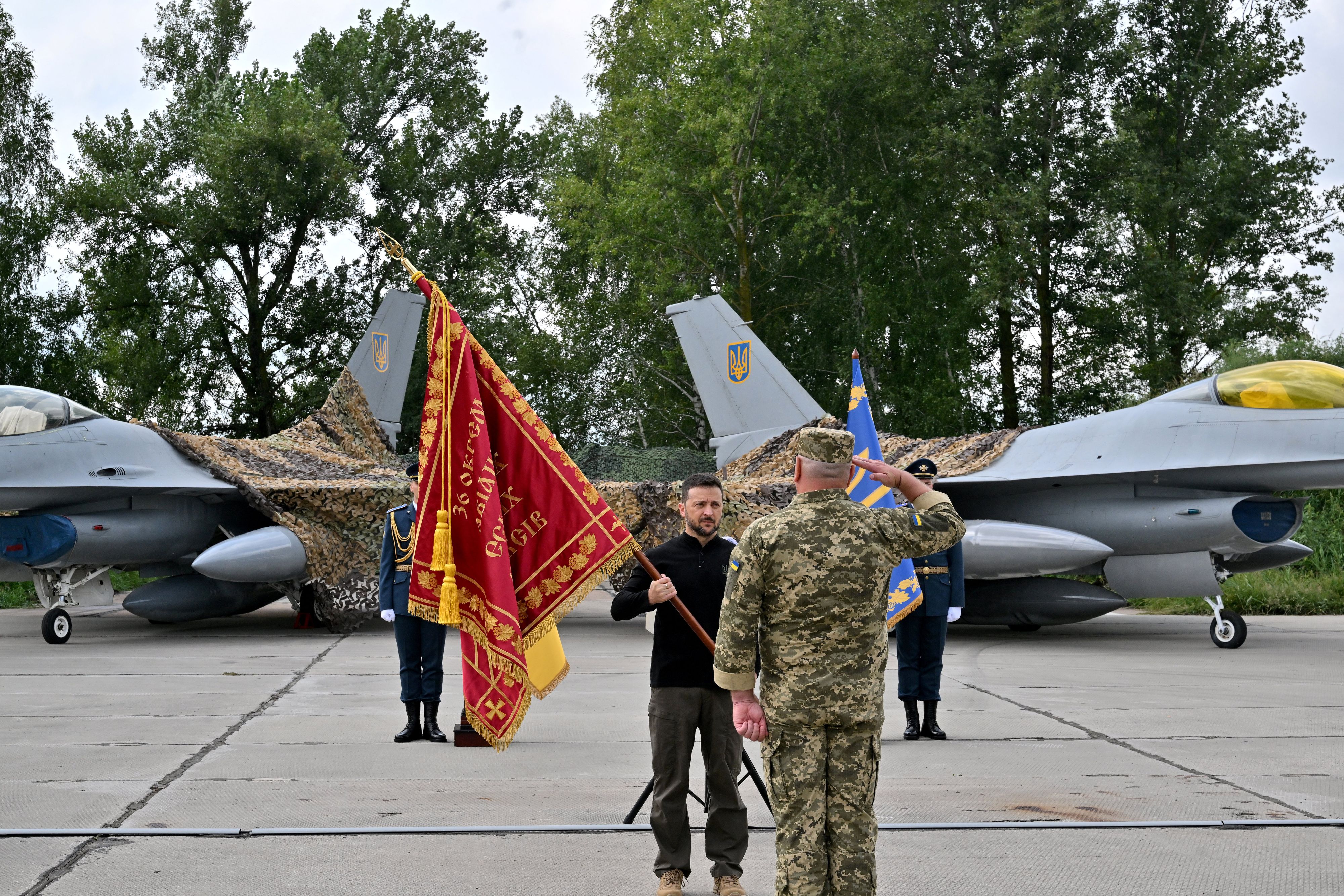 Zelensky marque l'arrivée des premiers F-16