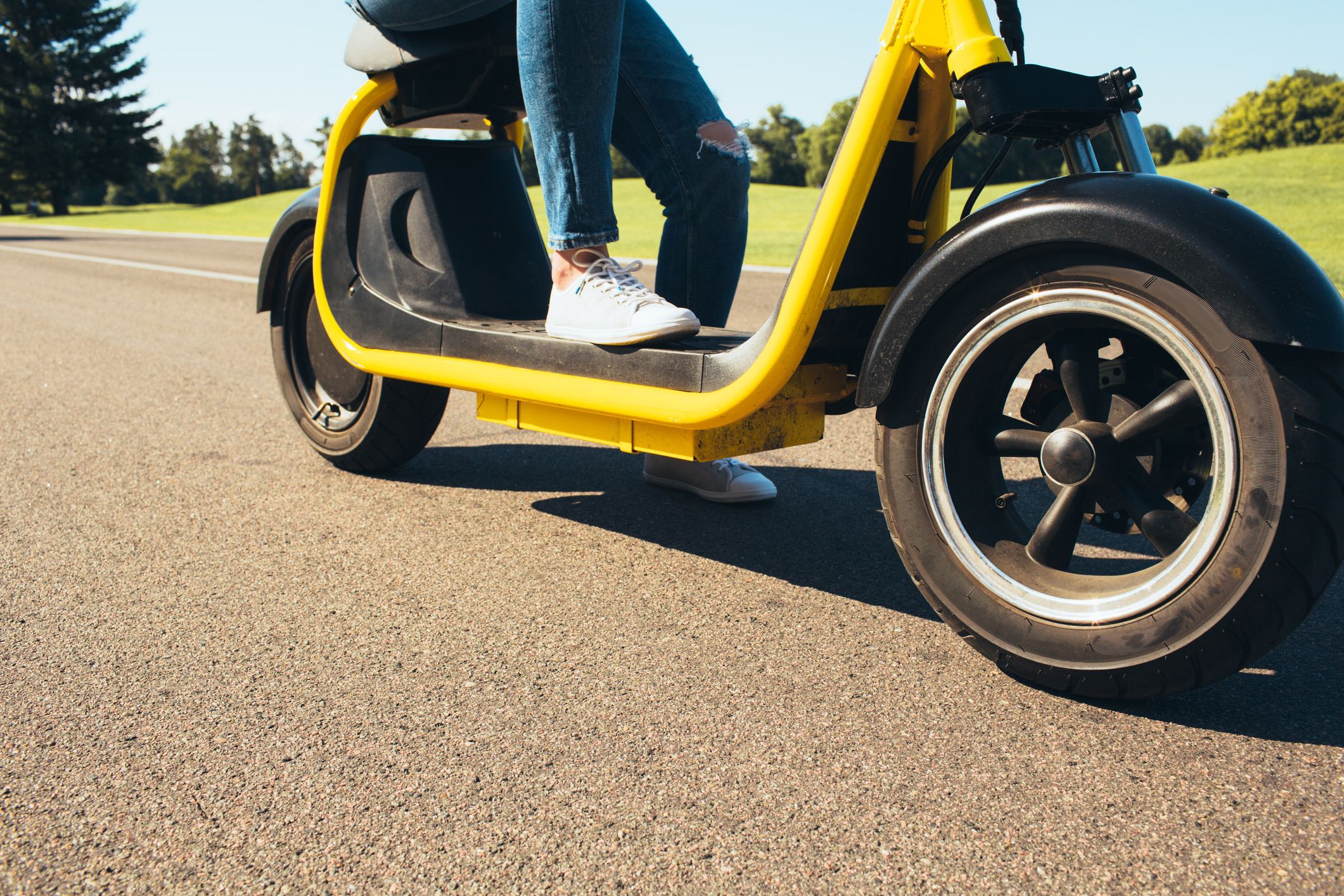 À scooter électrique, il heurte un poteau et finit à l'hôpital