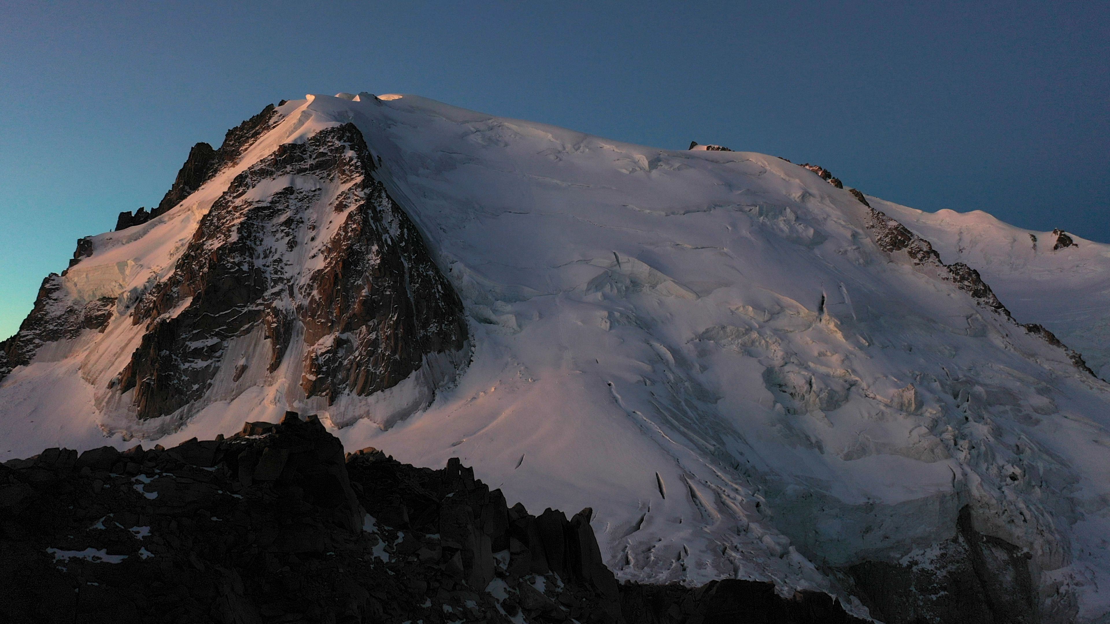 Une chute de sérac au Mont-Blanc tue un alpiniste