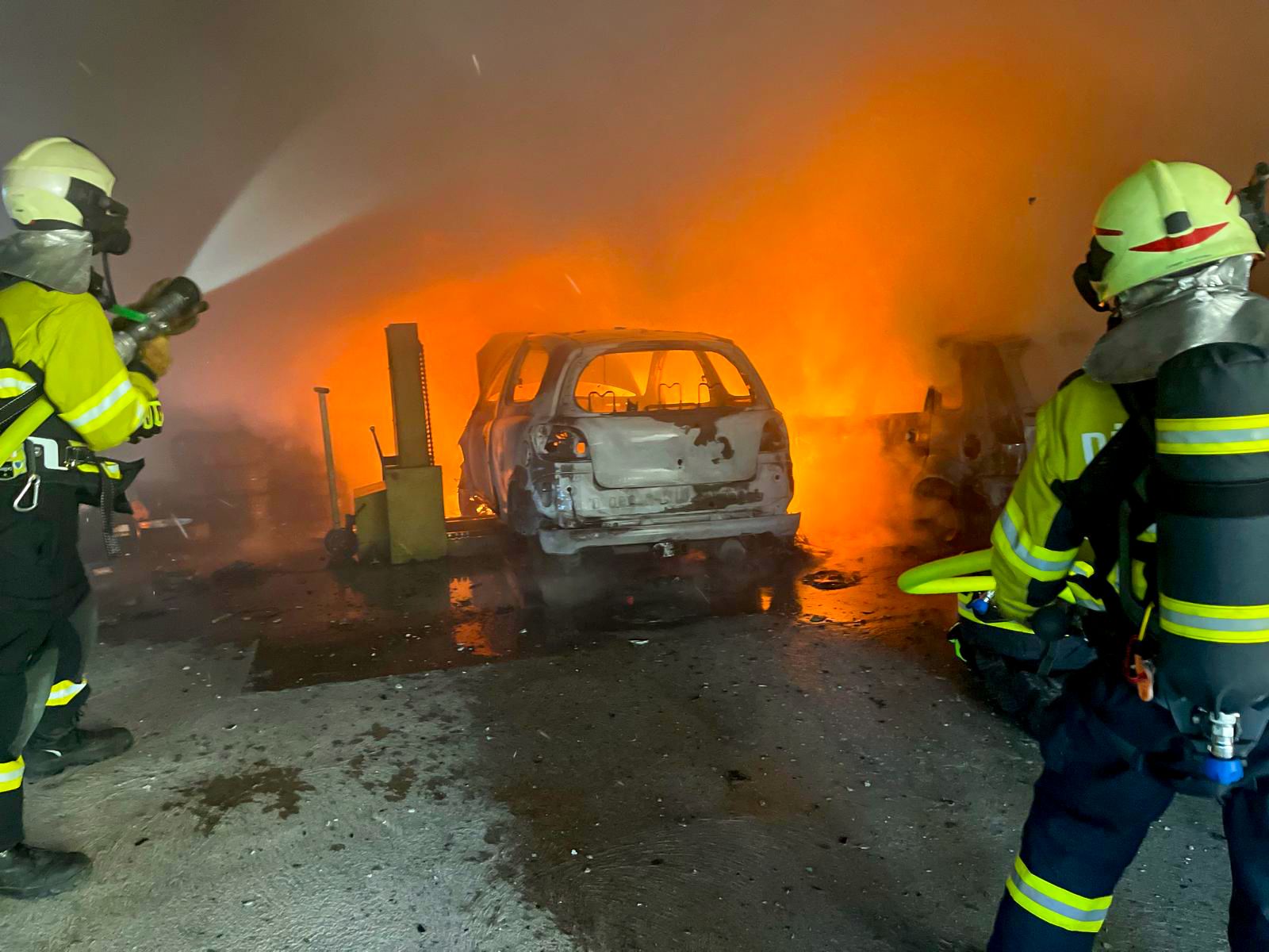 Des voitures prennent feu dans un atelier de réparation