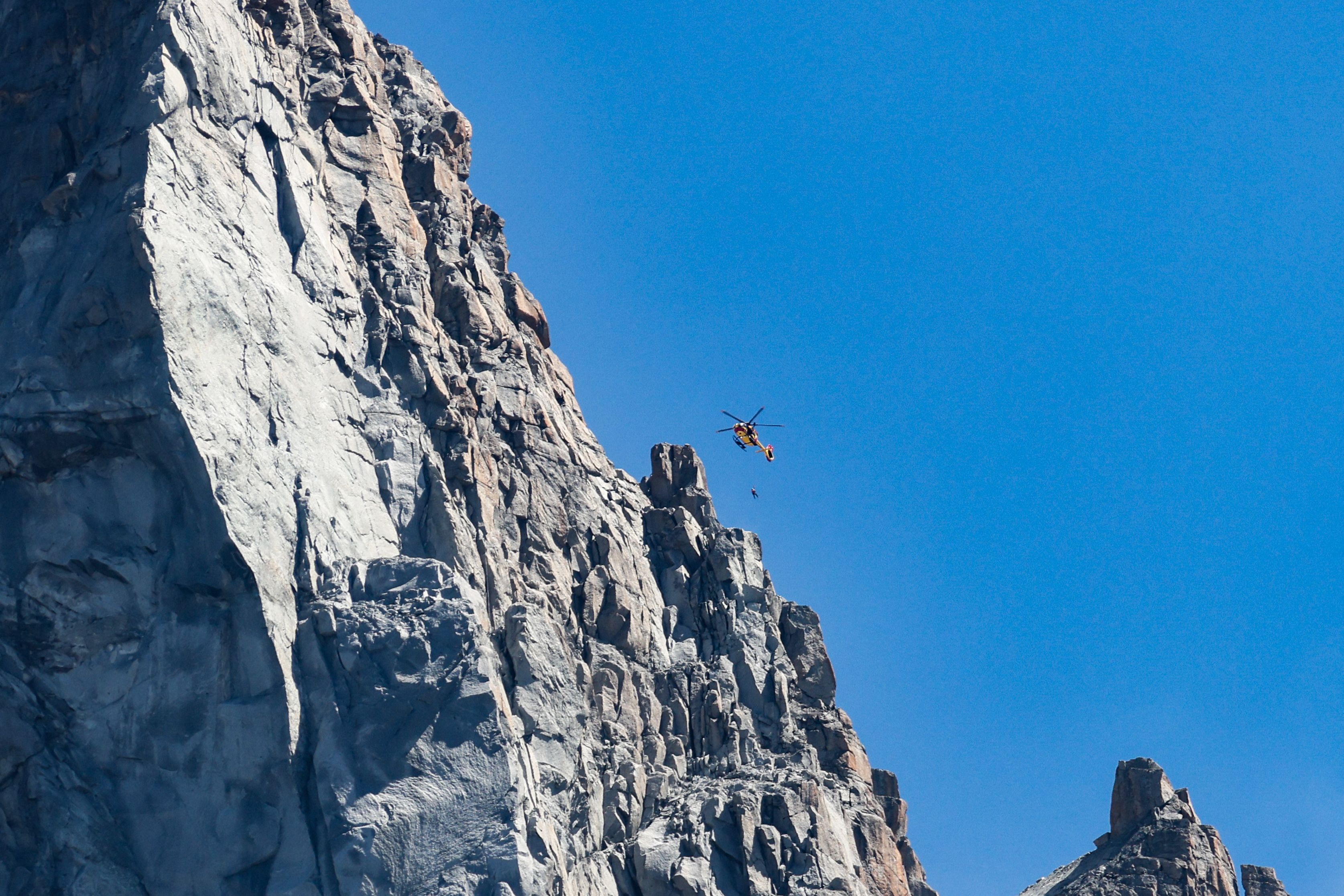 Mont-Blanc: deux alpinistes toujours disparus après la chute de sérac