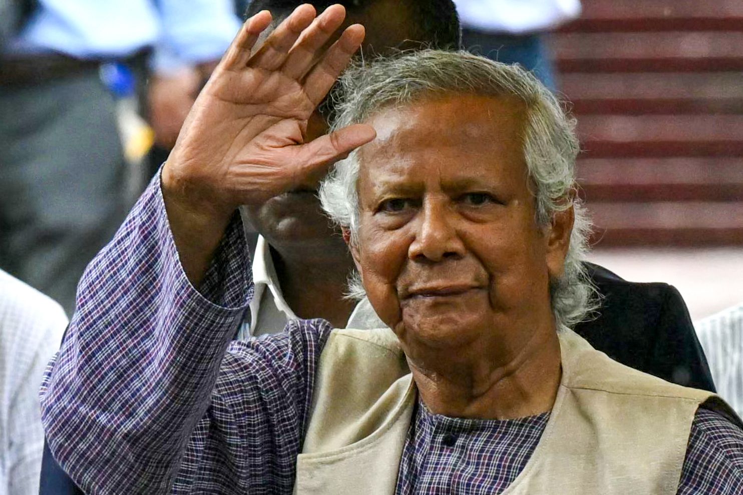 Le Prix Nobel Yunus promet de relever le défi d'un retour à la démocratie