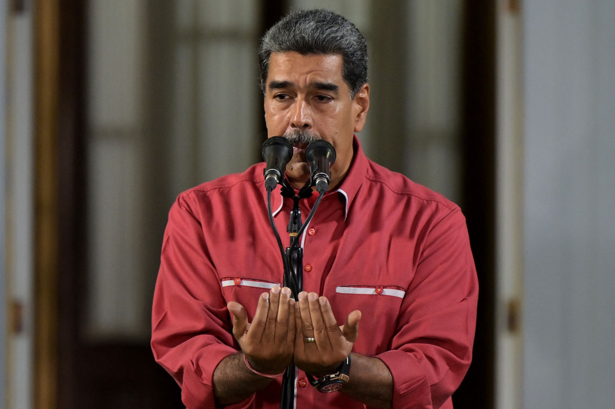 Sous pression, Maduro suspend X pour six jours