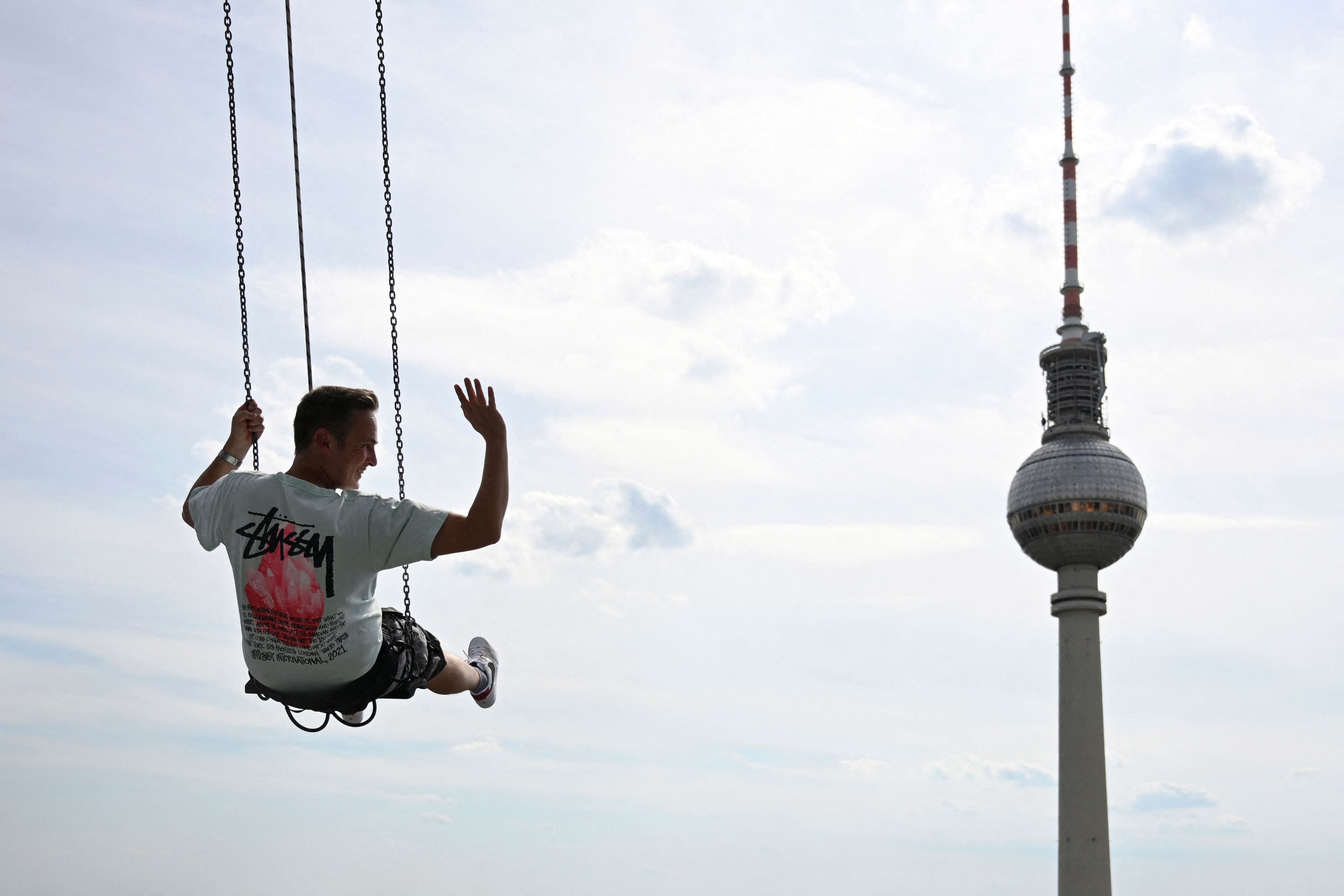 À 120 m de hauteur, il teste la nouvelle attraction de Berlin