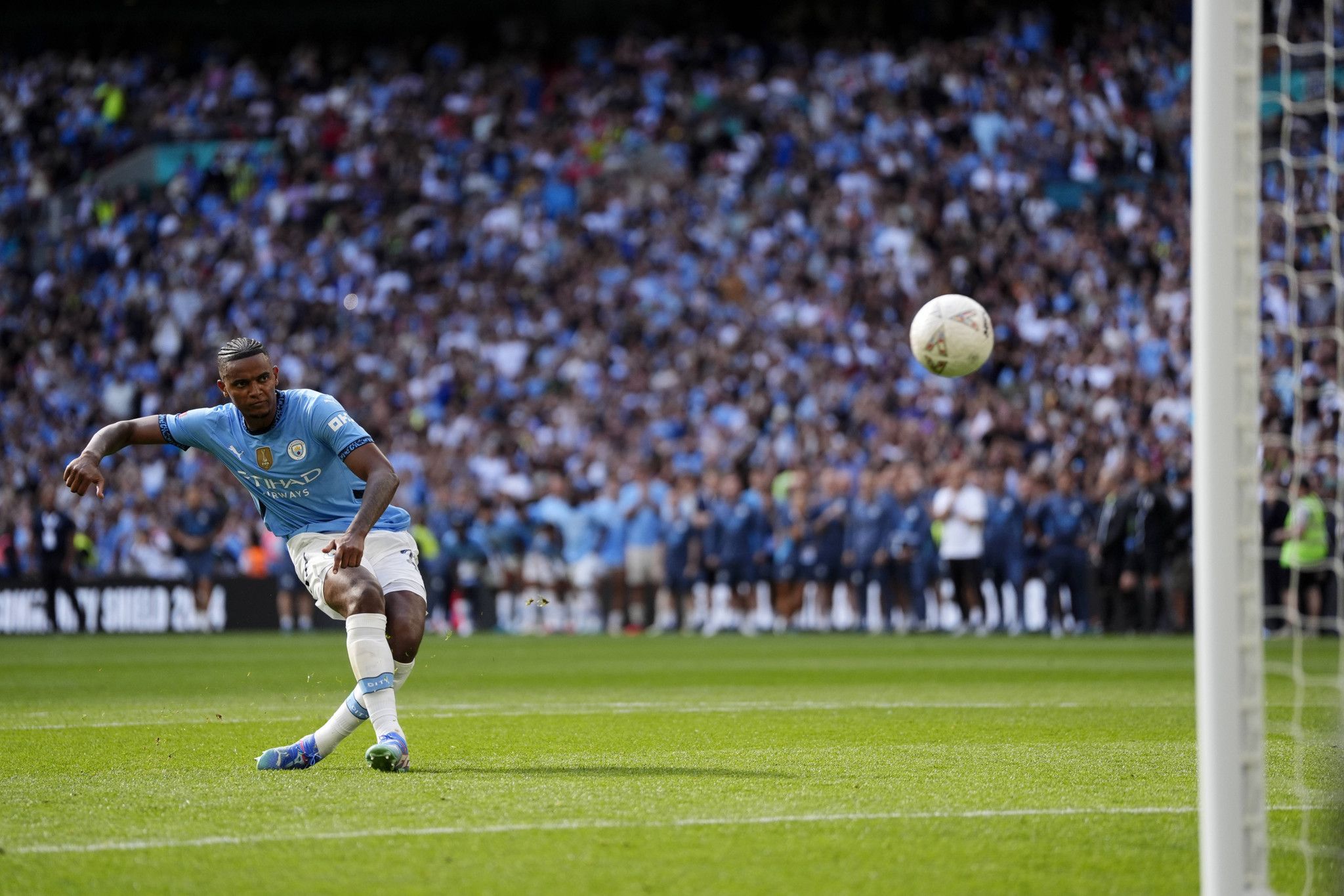 Akanji offre le Community Shield à Manchester City