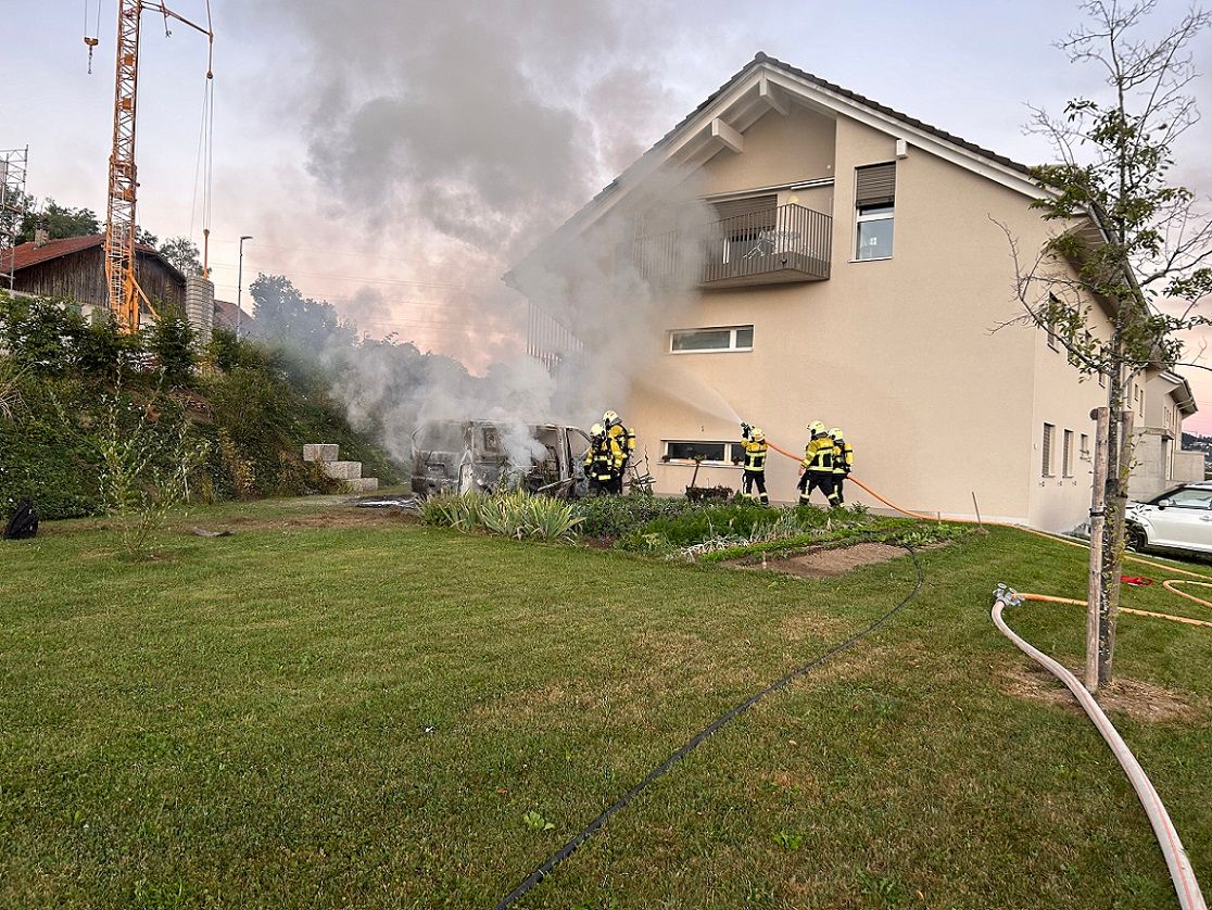 Il s'endort au volant, finit dans un jardin et provoque un incendie