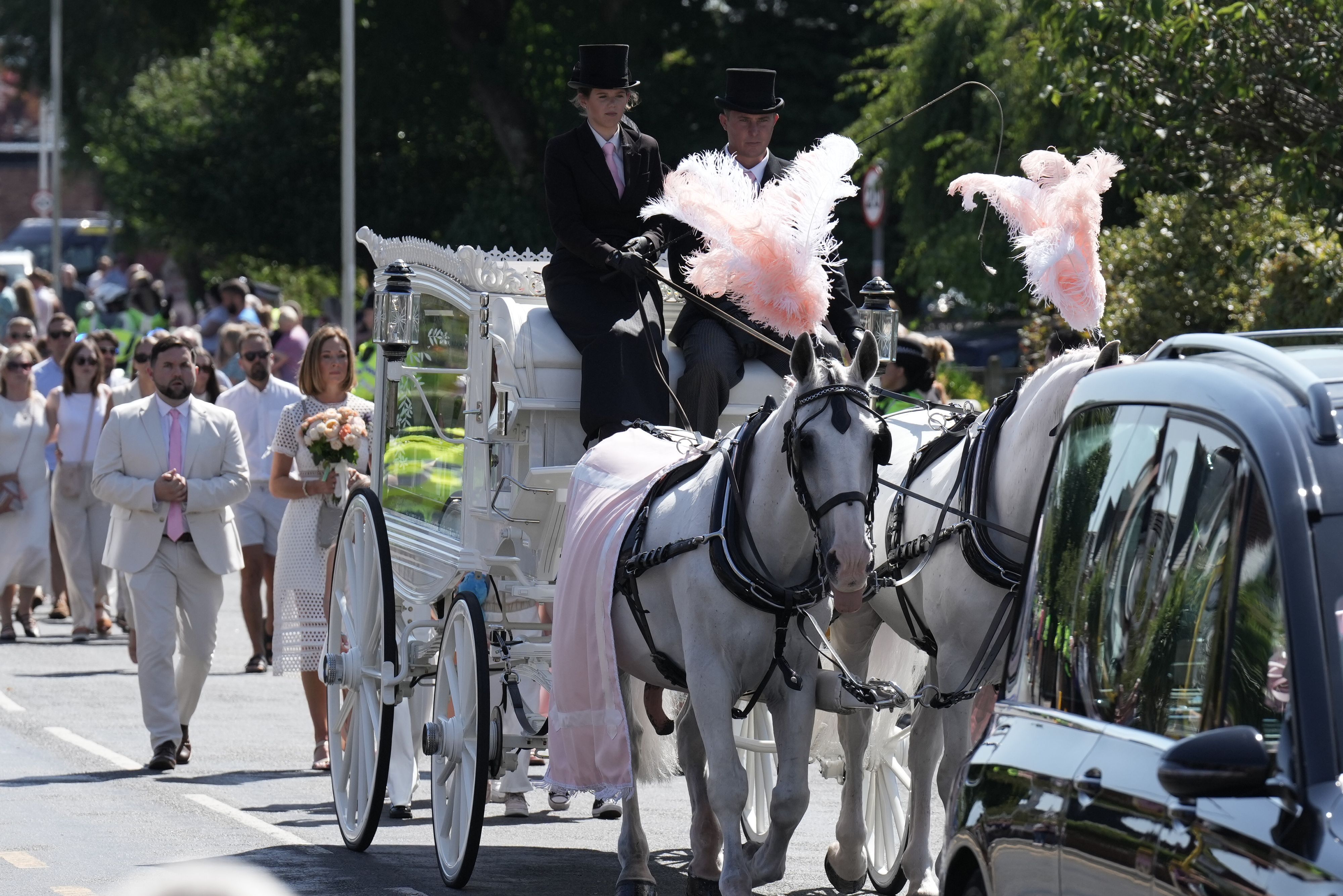 Foule et émotion pour les obsèques d'une fillette tuée à Southport