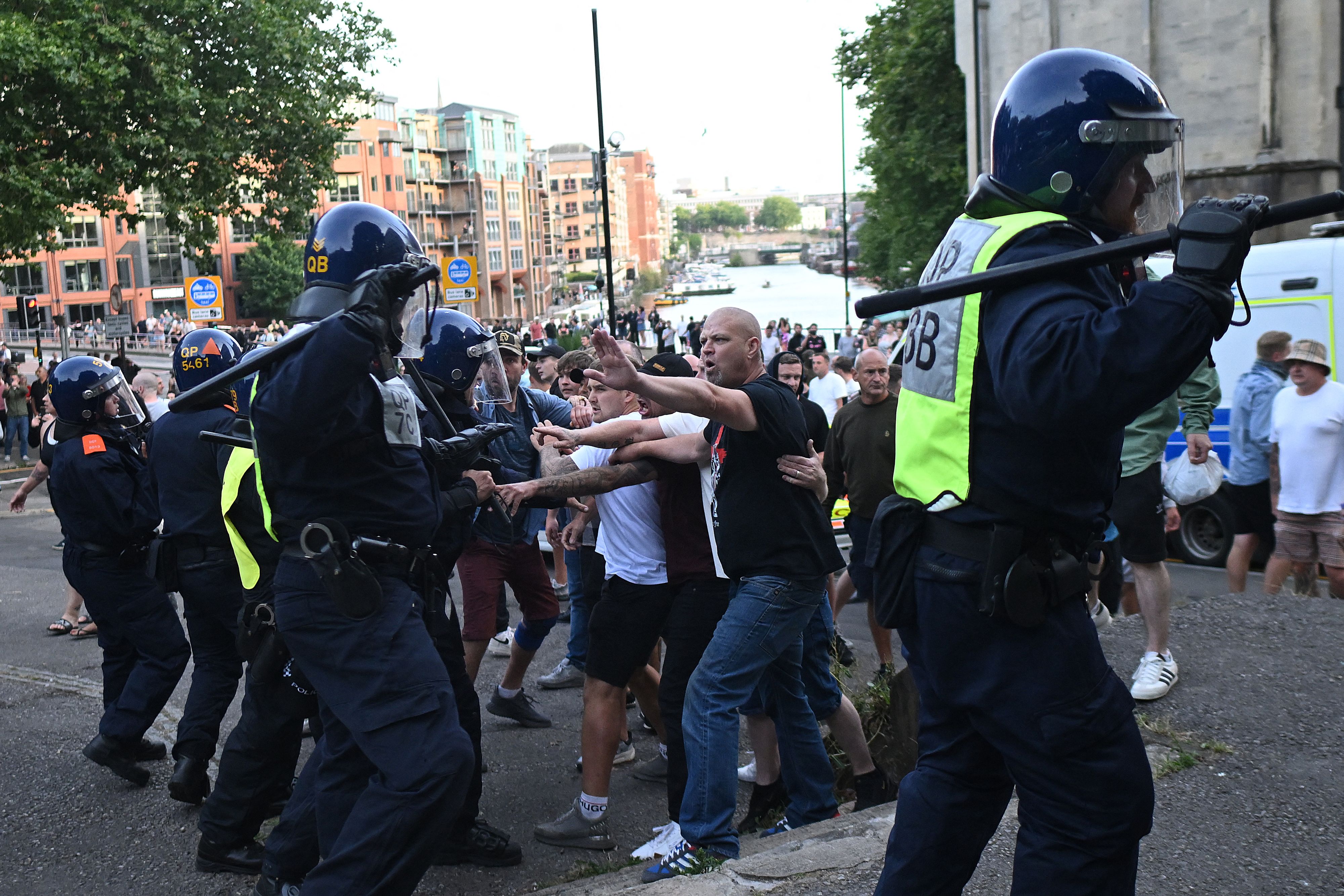 Émeutes racistes: un enfant de 12 ans plaide coupable