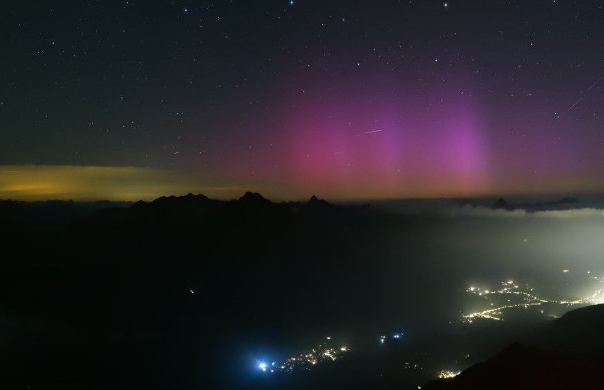 Une aurore boréale s'invite dans le ciel des Grisons