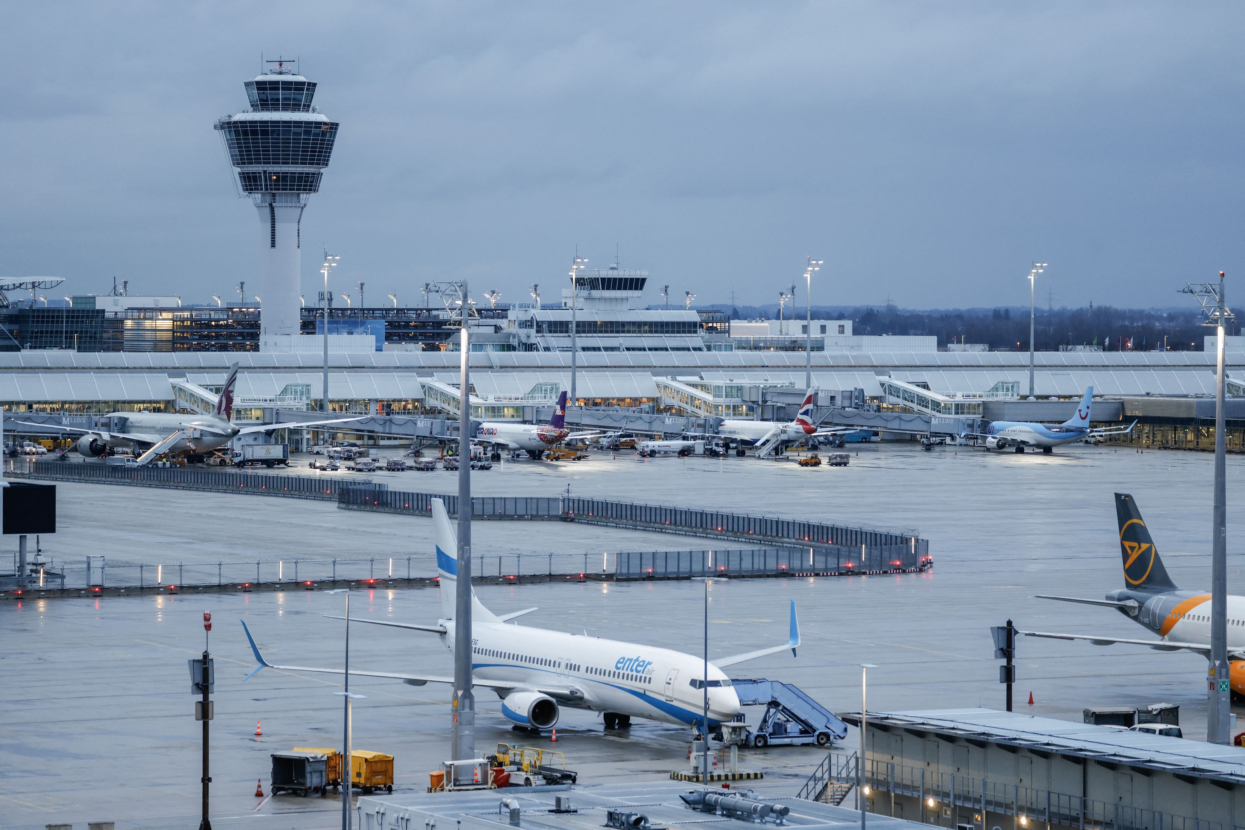 Deux fois de suite, il grimpe sans billet dans un avion