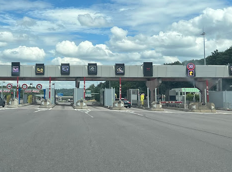 Tuée à un péage par un automobiliste qui force le passage