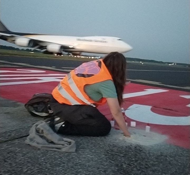 Des militants perturbent le trafic de deux aéroports