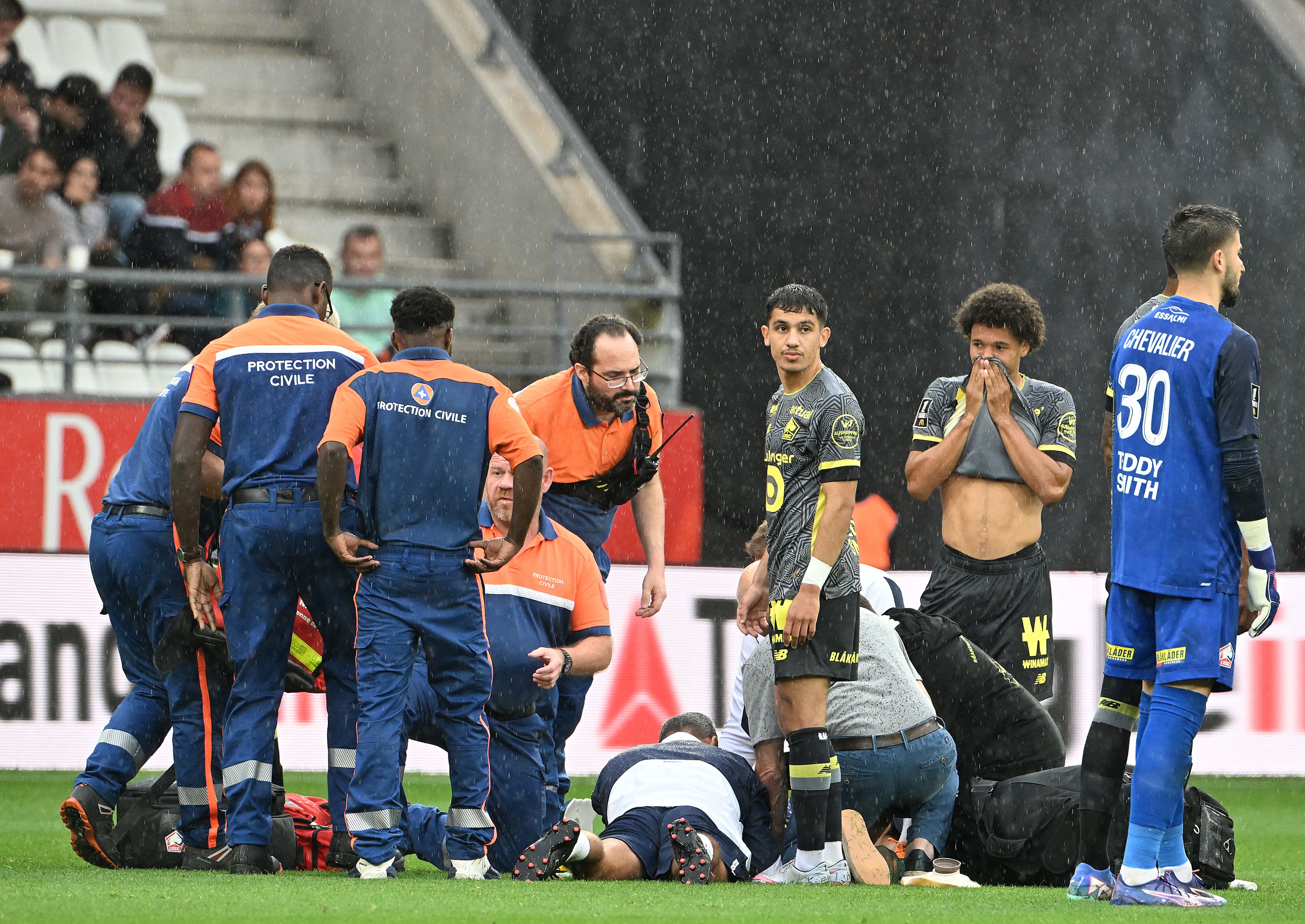 Énorme frayeur en Ligue 1: un joueur perd connaissance en match