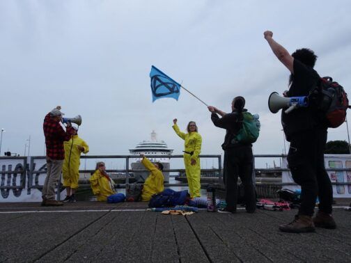 Extinction Rebellion bloque l'arrivée d'un navire de croisière