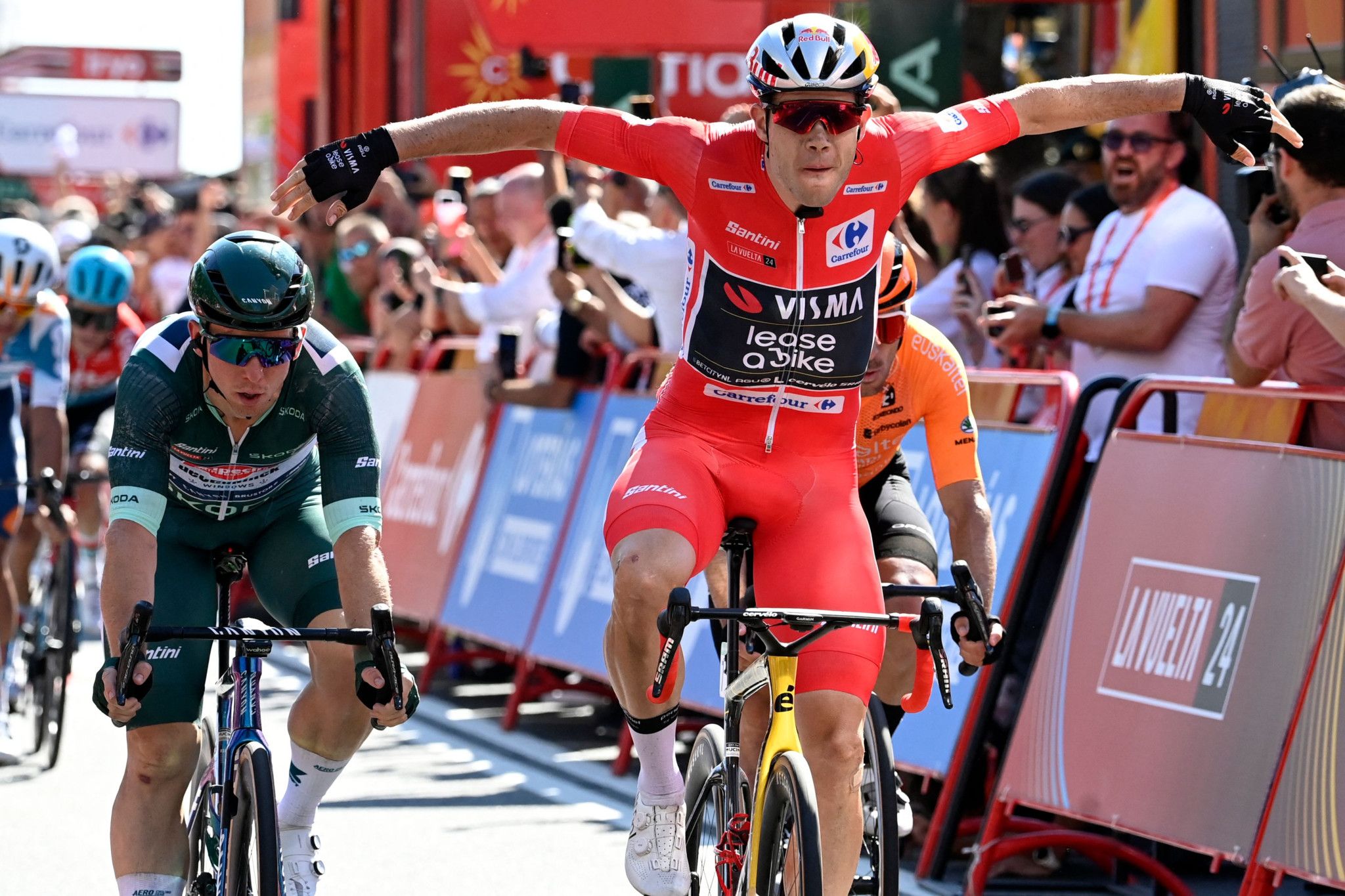 En rouge, Wout van Aert gagne la 3e étape de la Vuelta