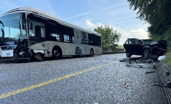 Grièvement blessé après une collision frontale avec un bus