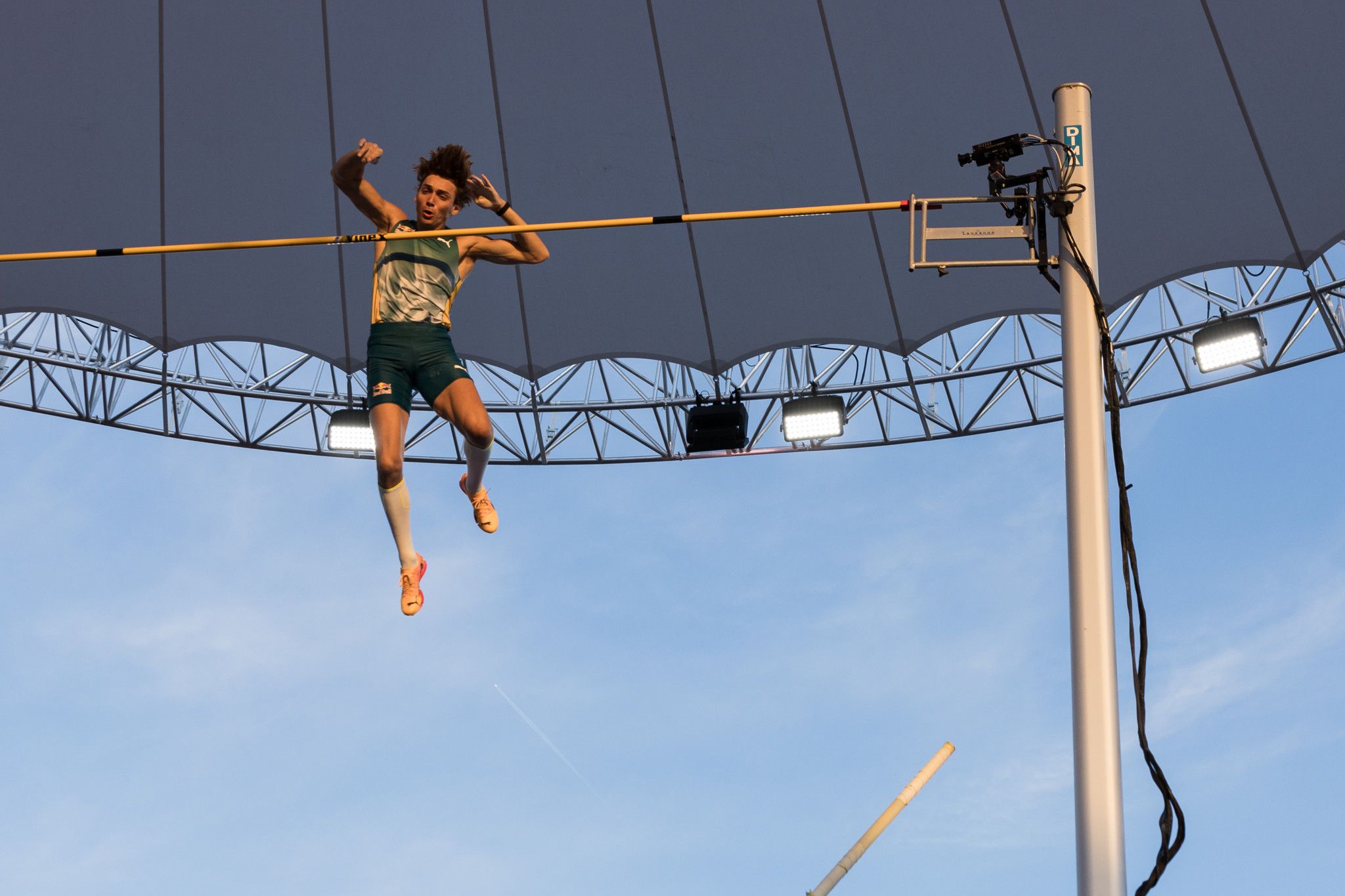 Armand Duplantis s'impose à Ouchy et bat le record du meeting