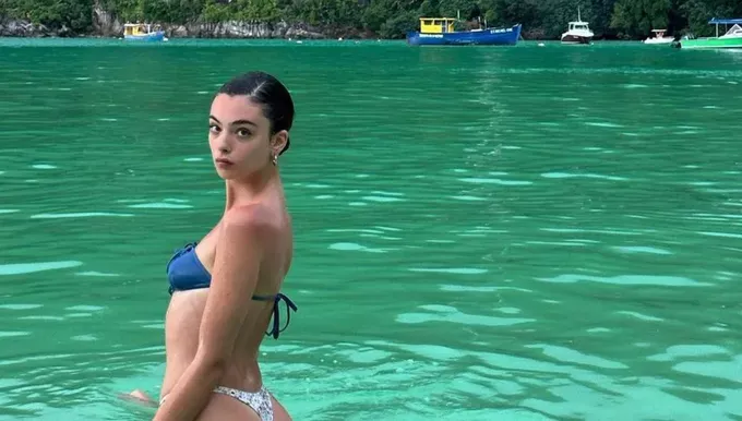 Sous le soleil des Seychelles, Deva Cassel prend la pose en bikini