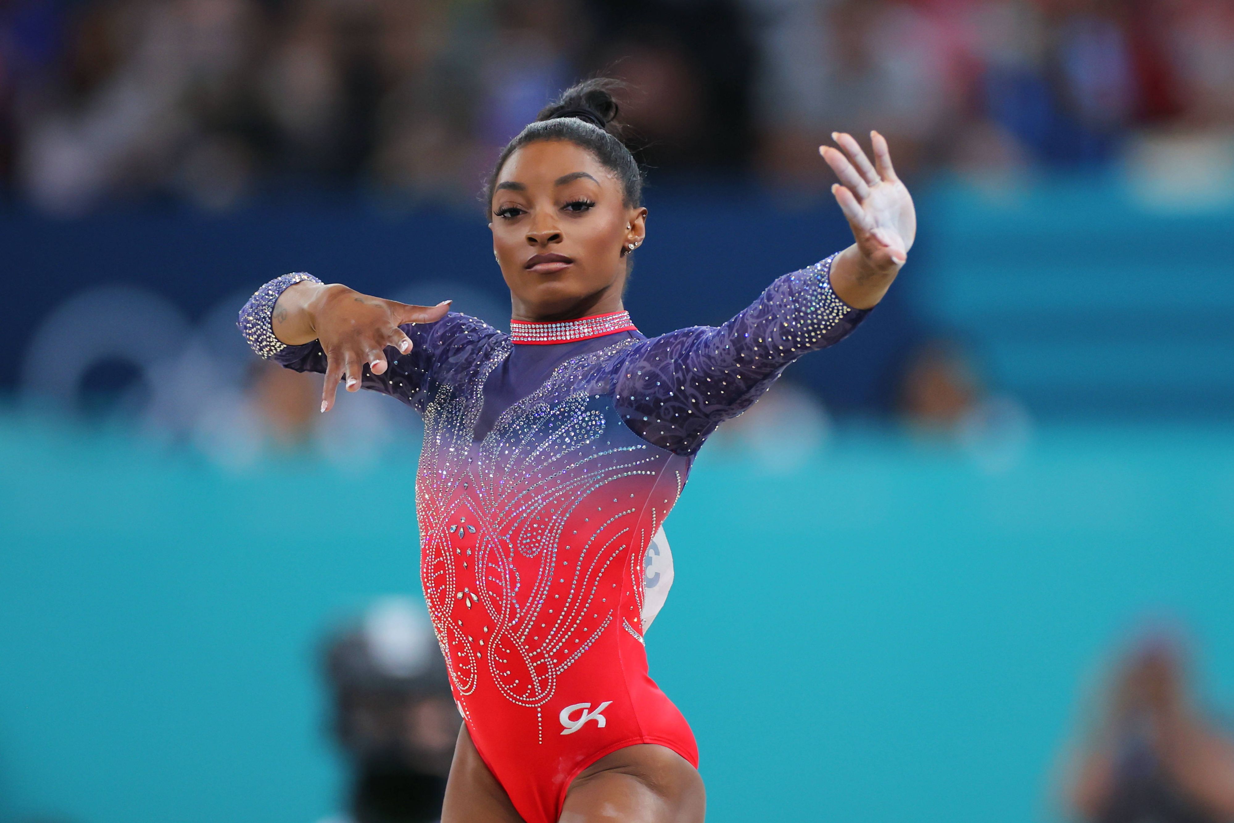 Du champagne à 26 000 dollars dans une boîte de nuit: Simone Biles dénonce