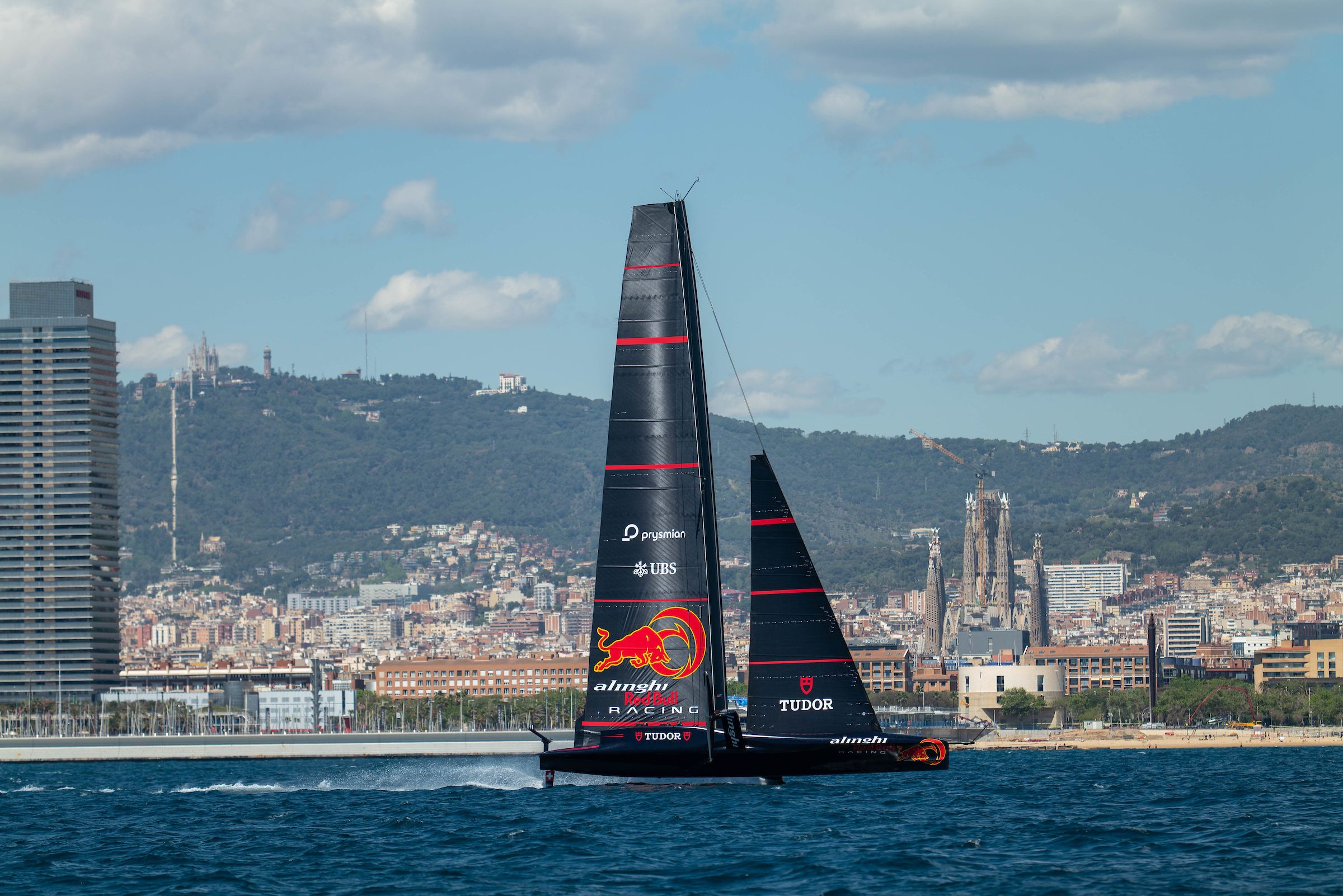 Alinghi Red Bull Racing commence par une victoire