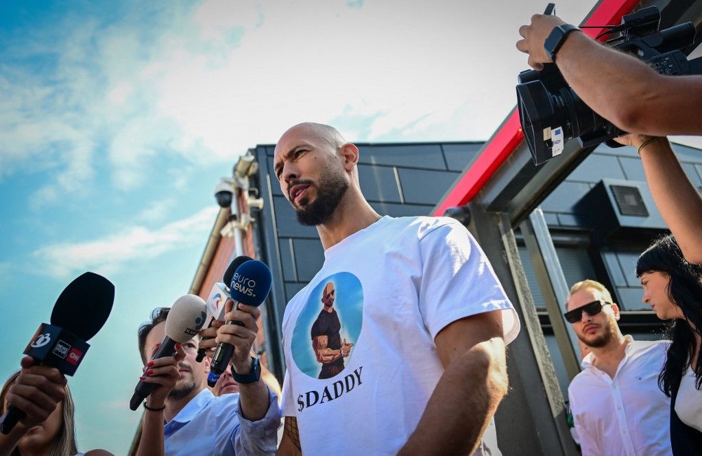 L'influenceur masculiniste Andrew Tate placé en résidence surveillée