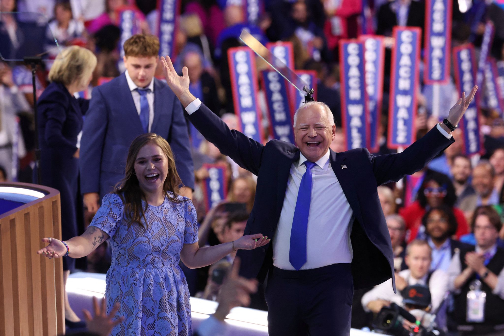 Tim Walz, le colistier de Kamala Harris, accepte l'investiture