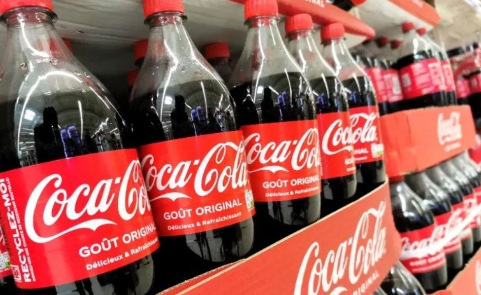 Des traces de microplastiques dans le Coca-Cola et le Schweppes en bouteille