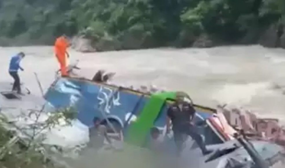 Un bus avec au moins 40 personnes a plongé dans une rivière