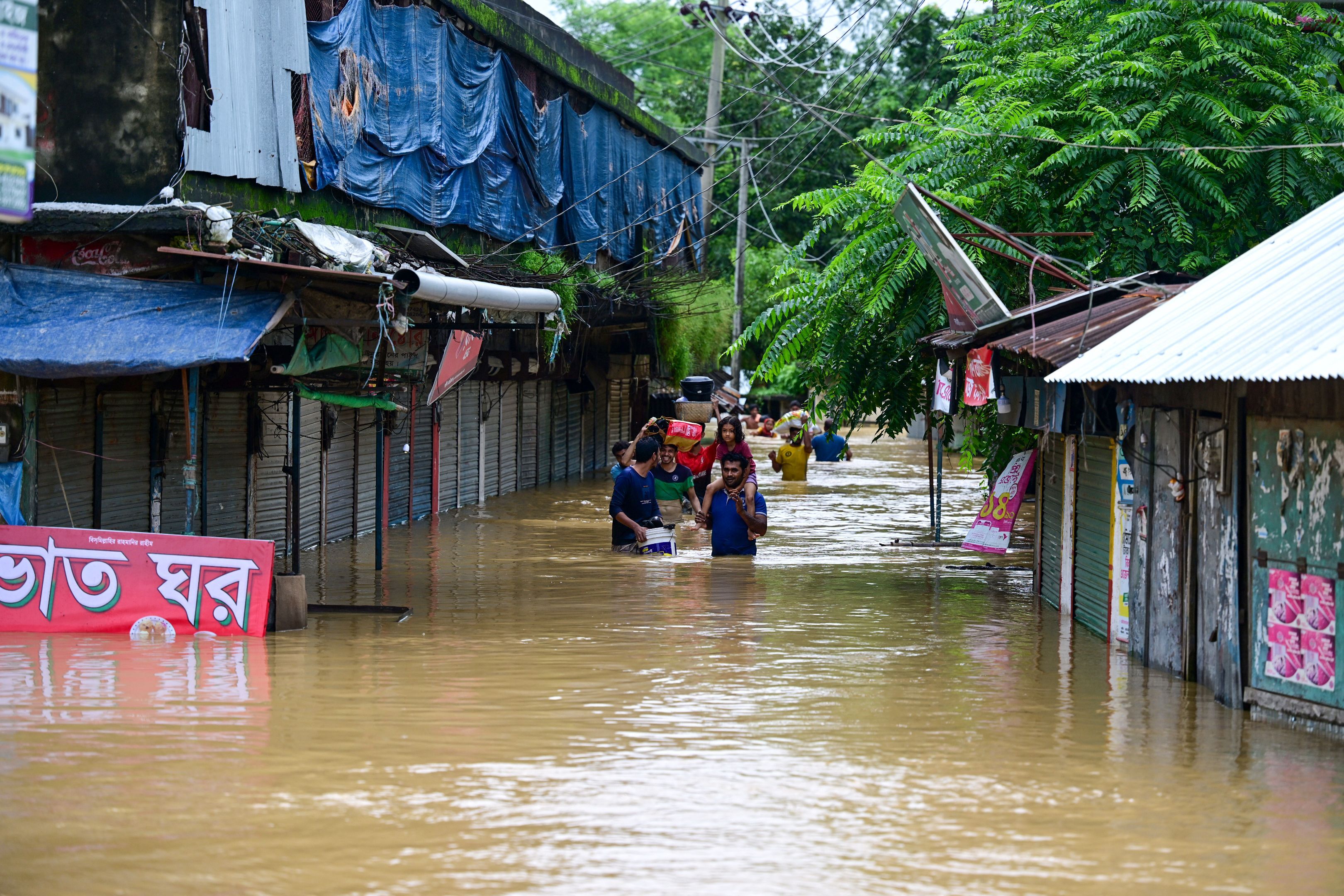 Près de 300'000 personnes fuient les inondations