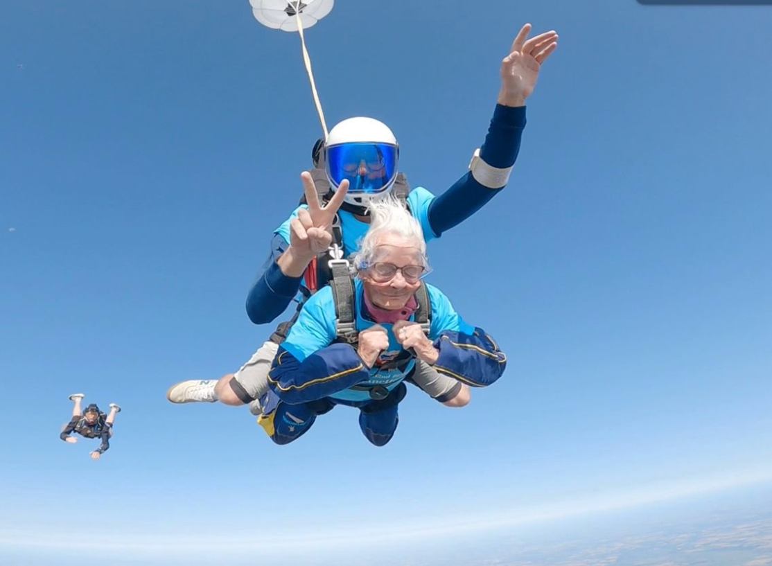 Elle fête son 102ème anniversaire en sautant en parachute