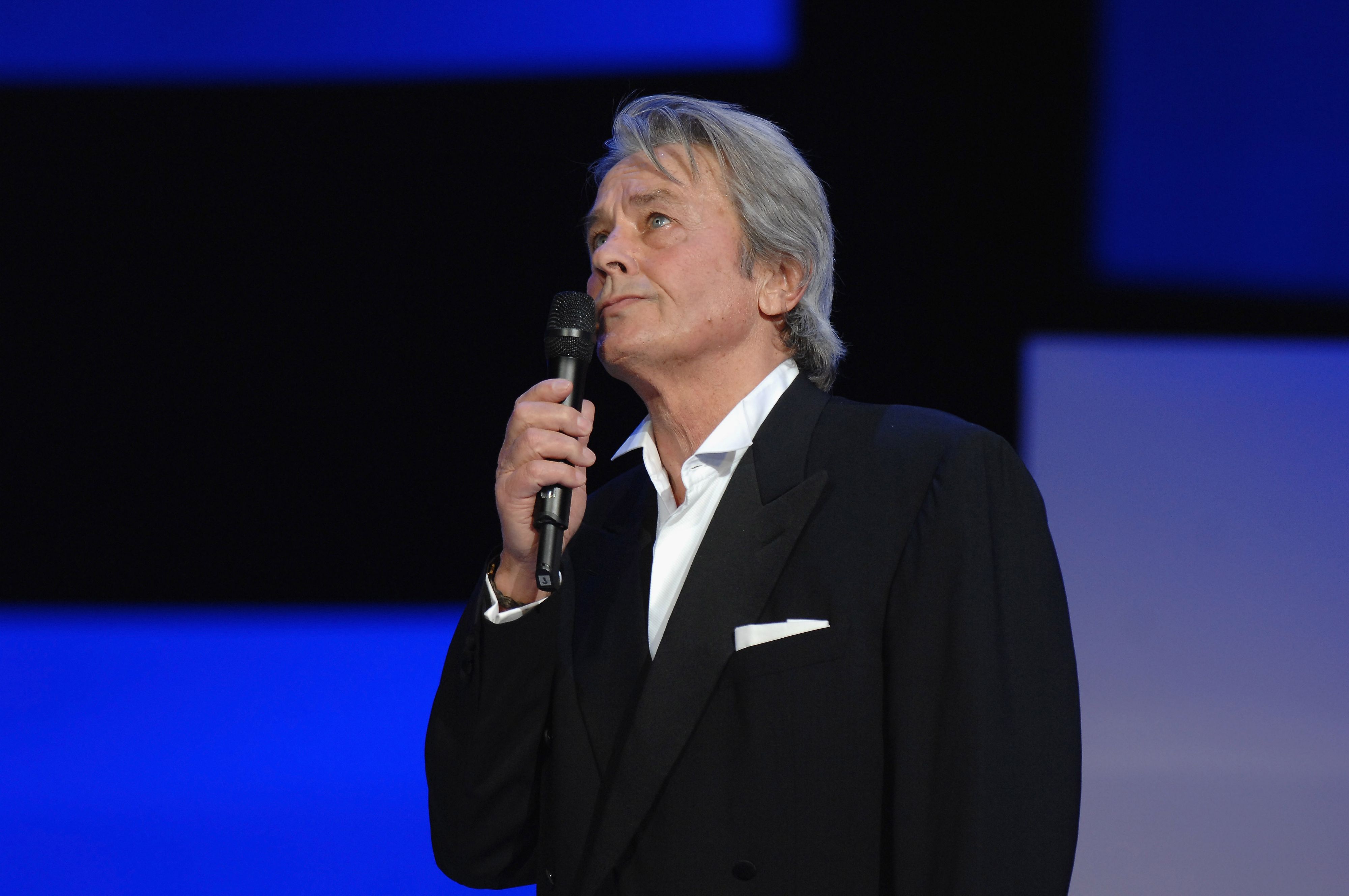 Obsèques d'Alain Delon: ses trois enfants ont porté son cercueil