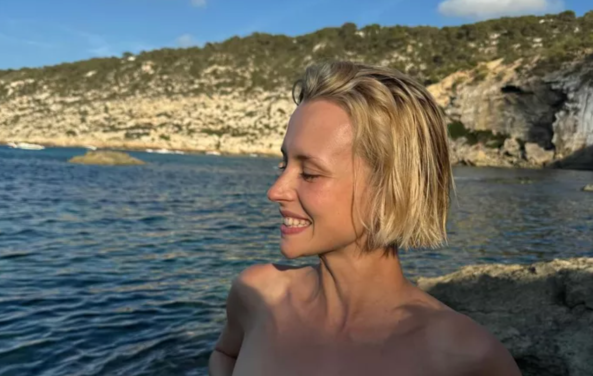 Angèle s'affiche topless à la plage