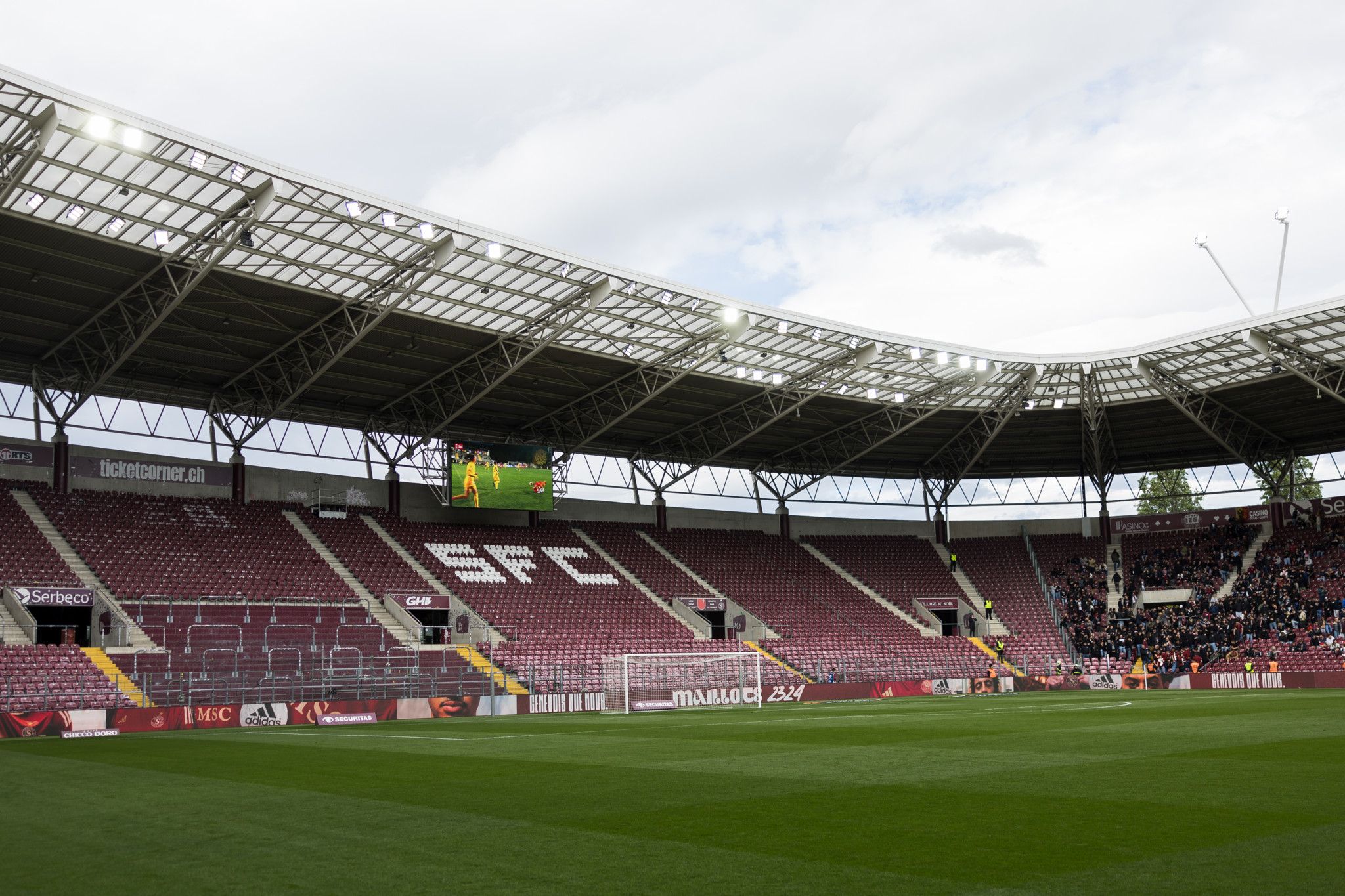 La pelouse du Stade de Genève attaquée par des champignons