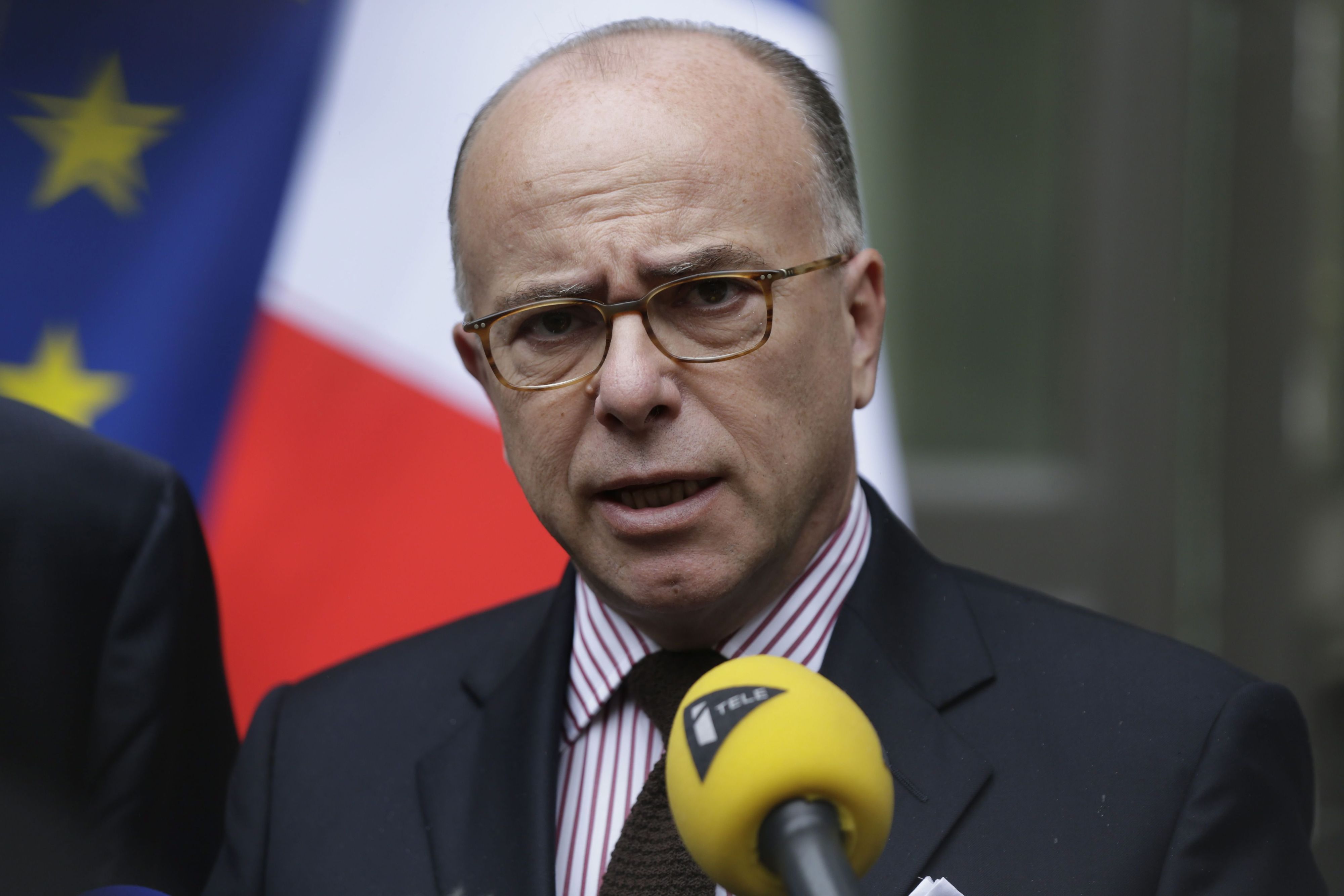 Premier ministre: le nom de Cazeneuve revient avec insistance