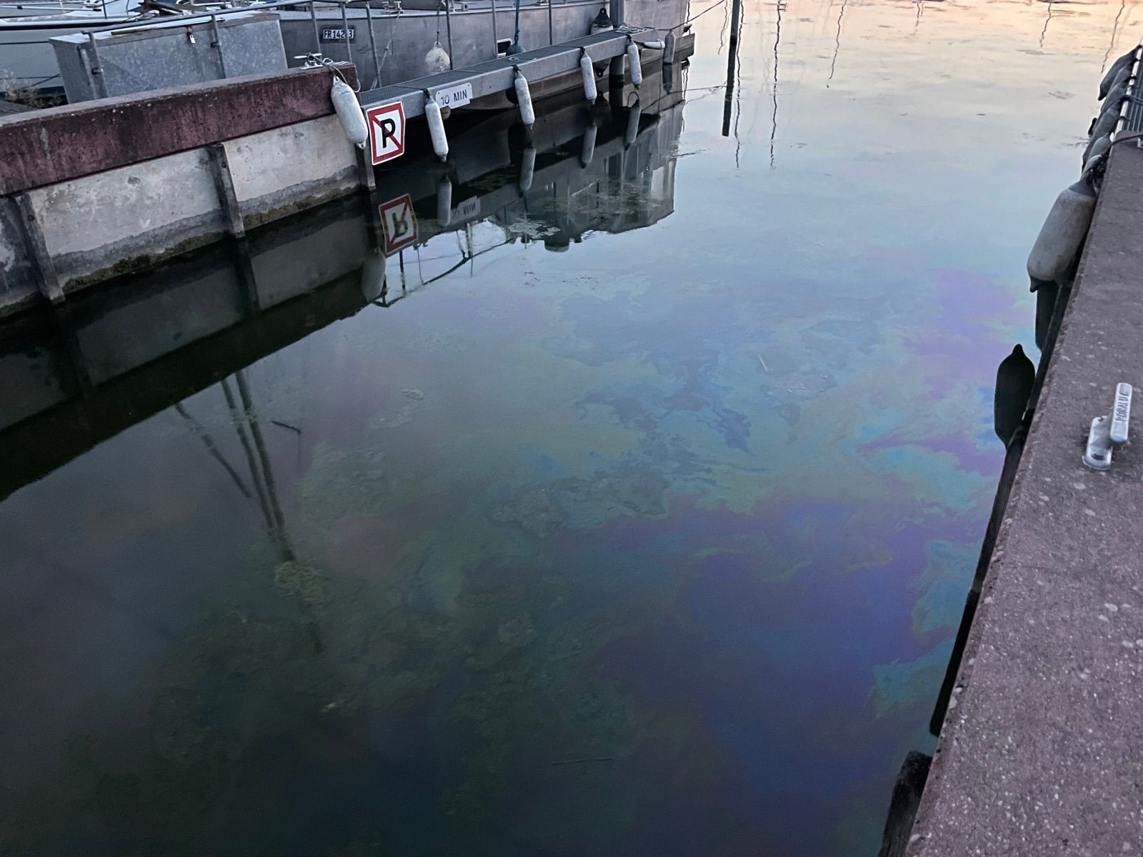 Pollution dans les ports de Portalban et de Morat