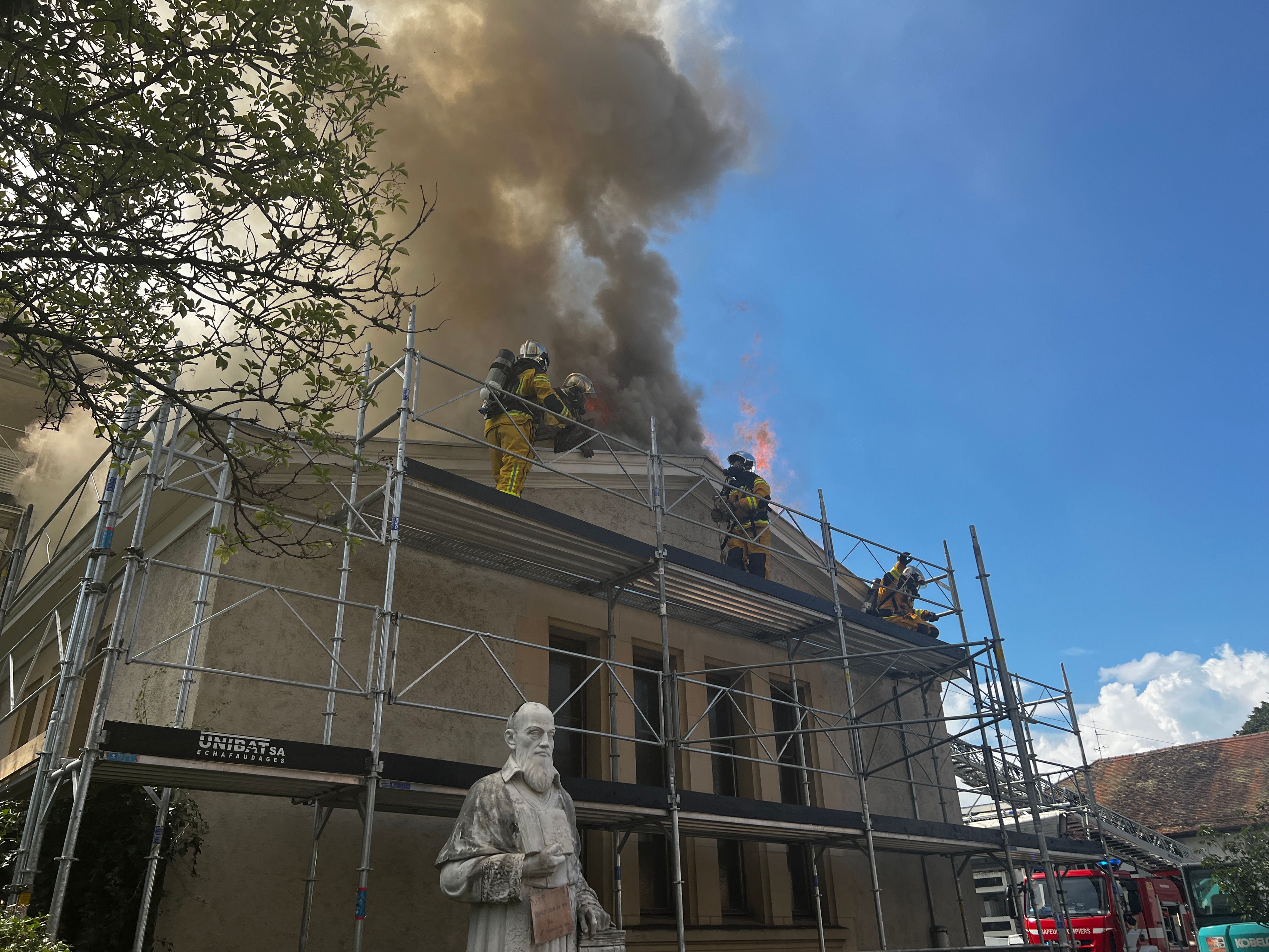 Une église en travaux prend feu, sa toiture détruite