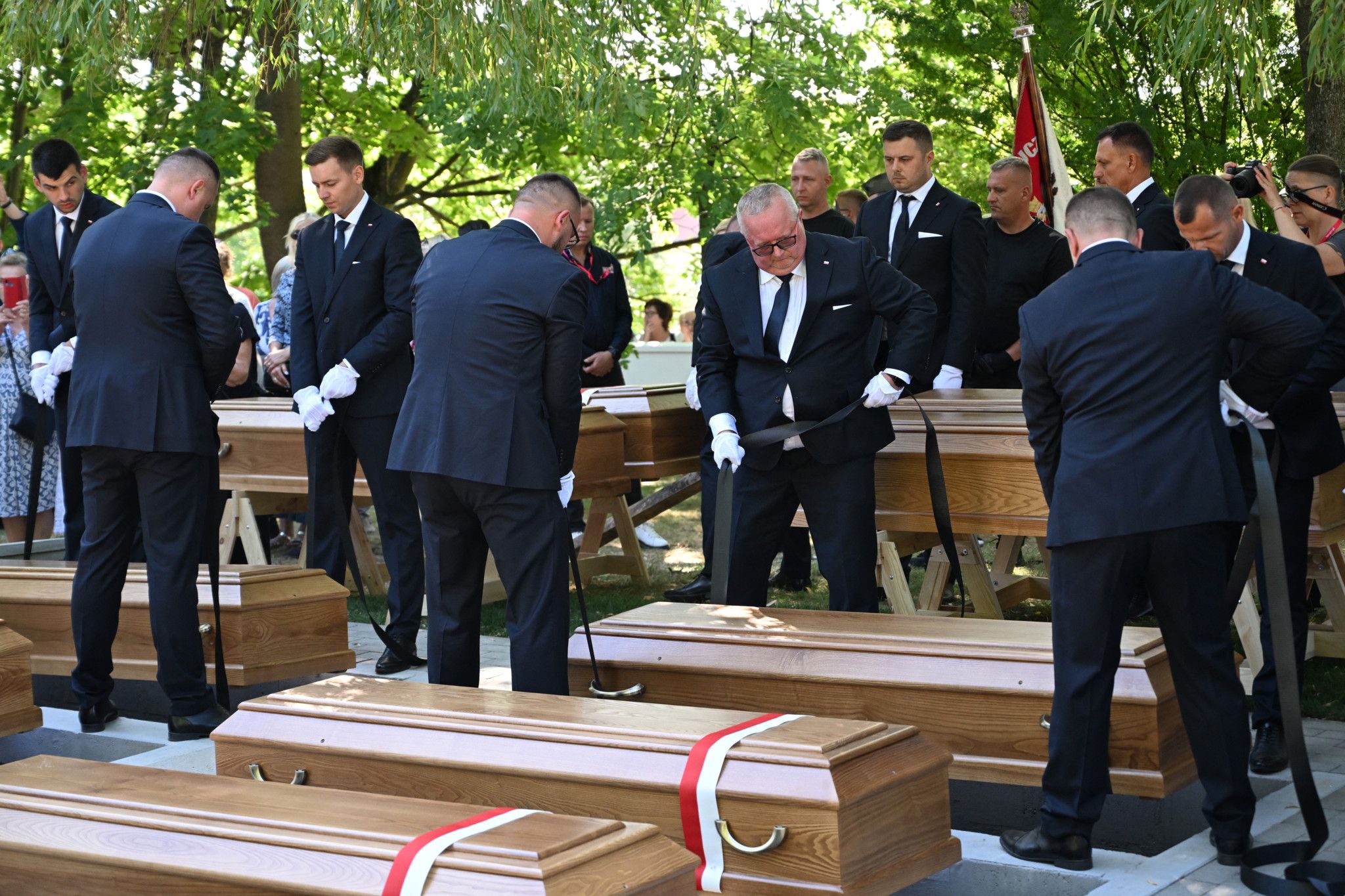 Inhumation de plus de 700 victimes des crimes nazis