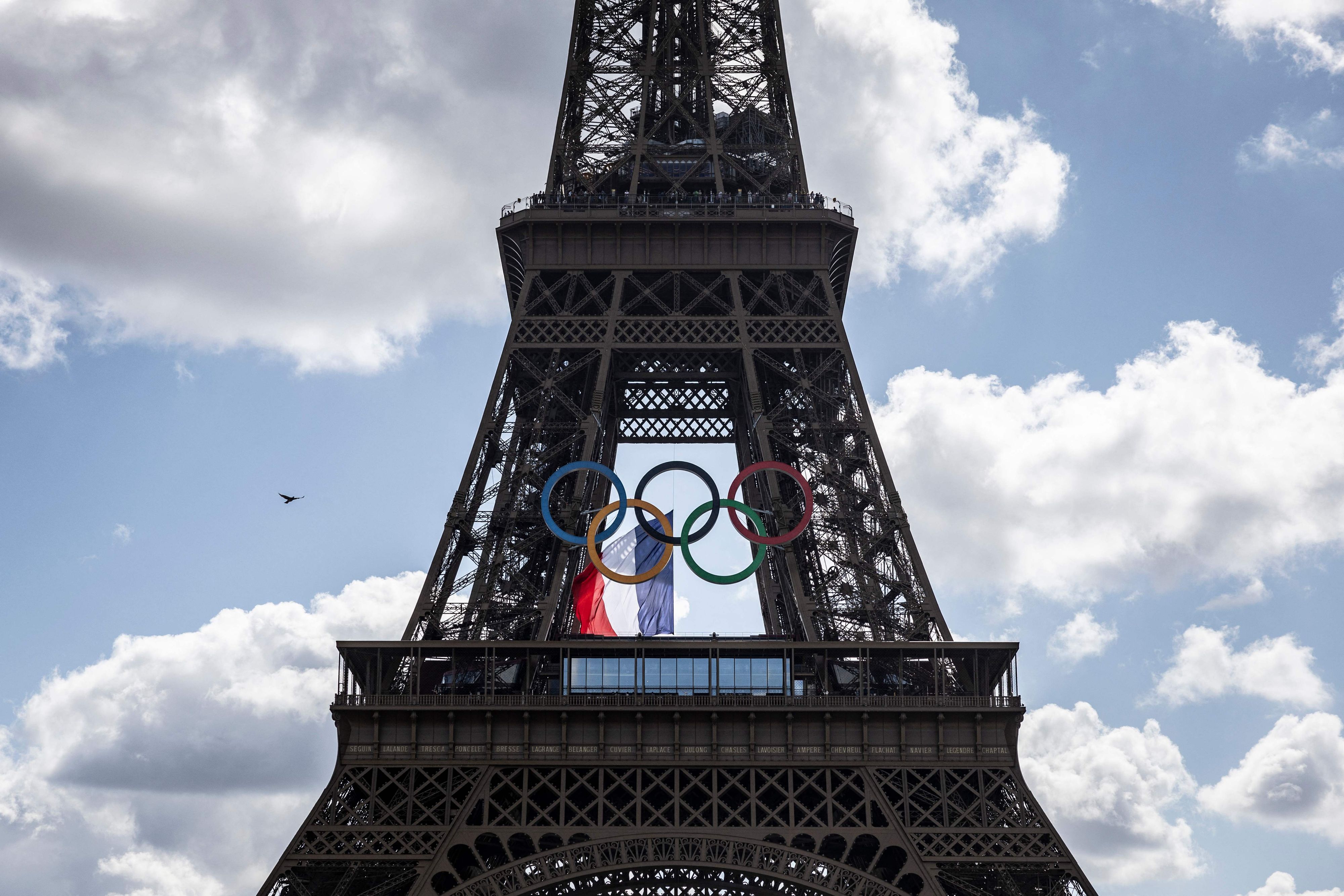 Les anneaux olympiques sur la Tour Eiffel divisent les Français