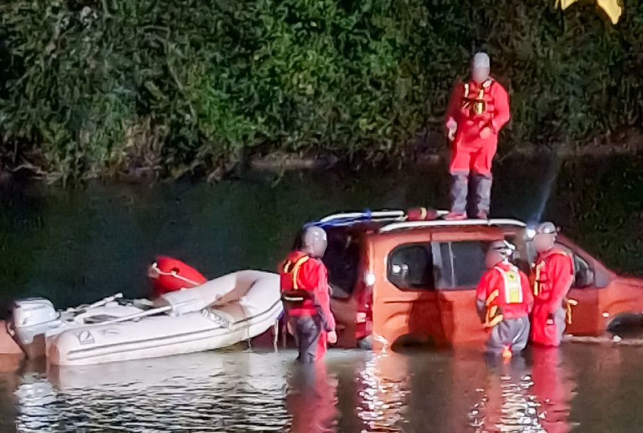 Une septuagénaire rate une manoeuvre et finit dans la Sarine