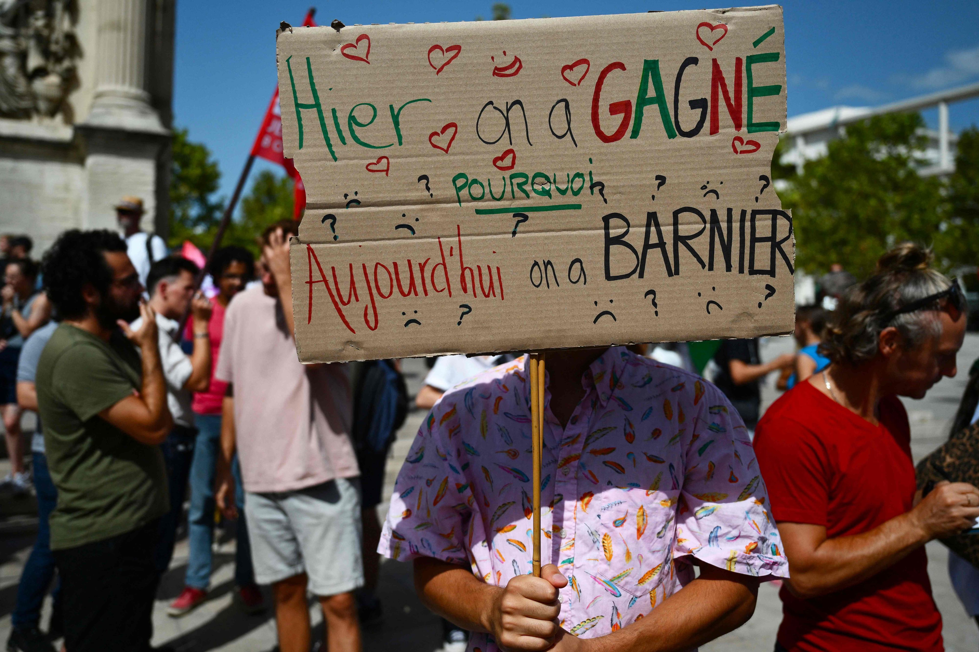 Des milliers de manifestants de gauche défilent contre Macron