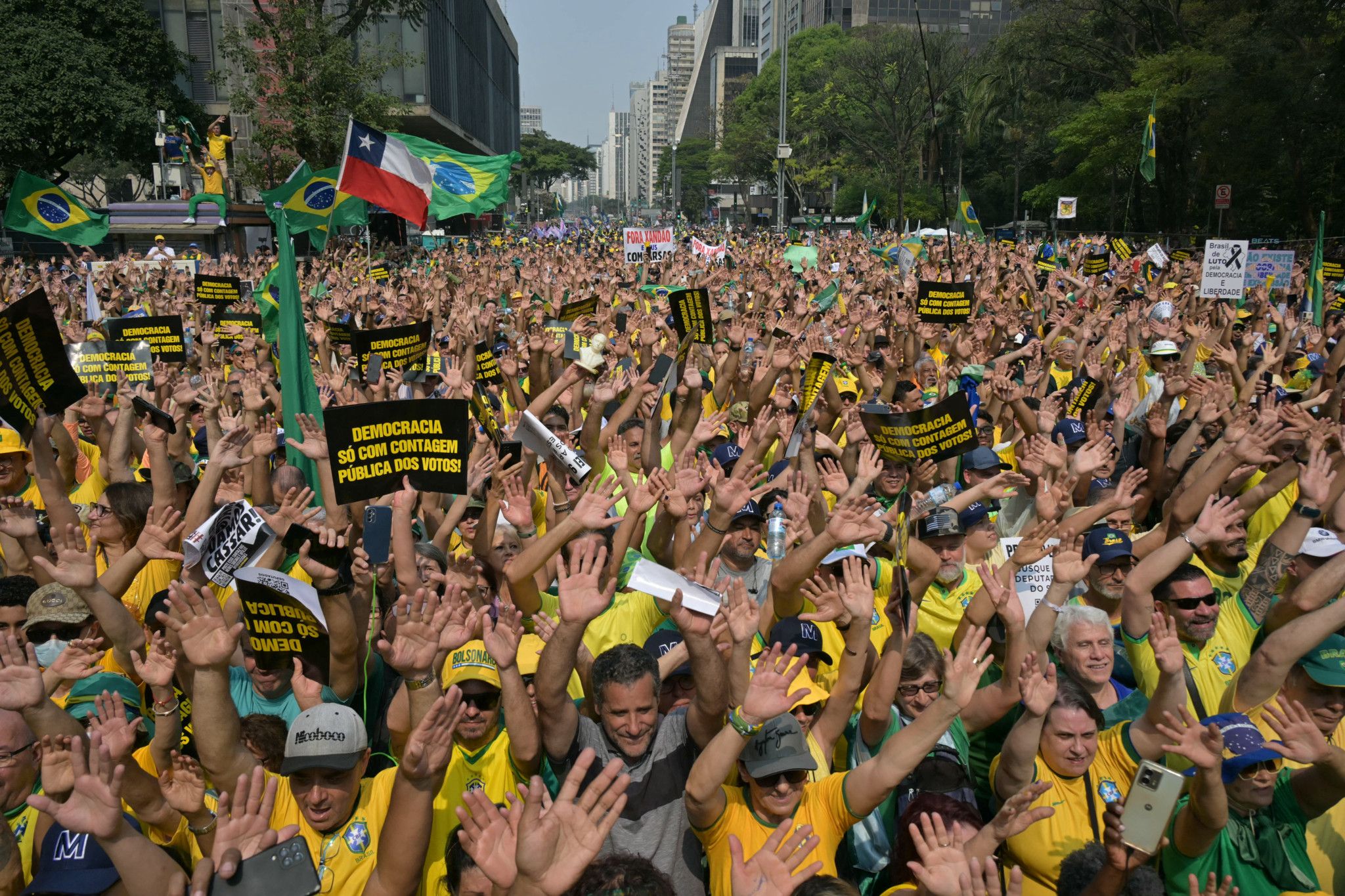 À São Paulo, Jair Bolsonaro fustige le juge qui a suspendu X