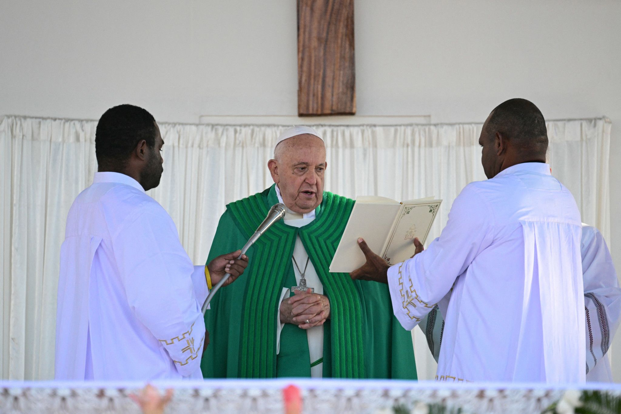 Le pape préside une messe en plein air devant 35'000 fidèles