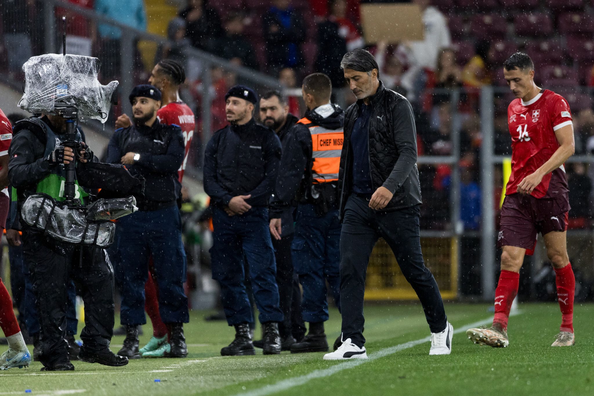 Après la lourde défaite, Yakin parle de l'arbitrage, de la VAR