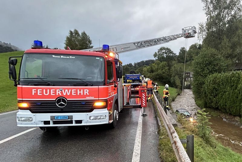 Un jeune conducteur termine sa course dans une rivière