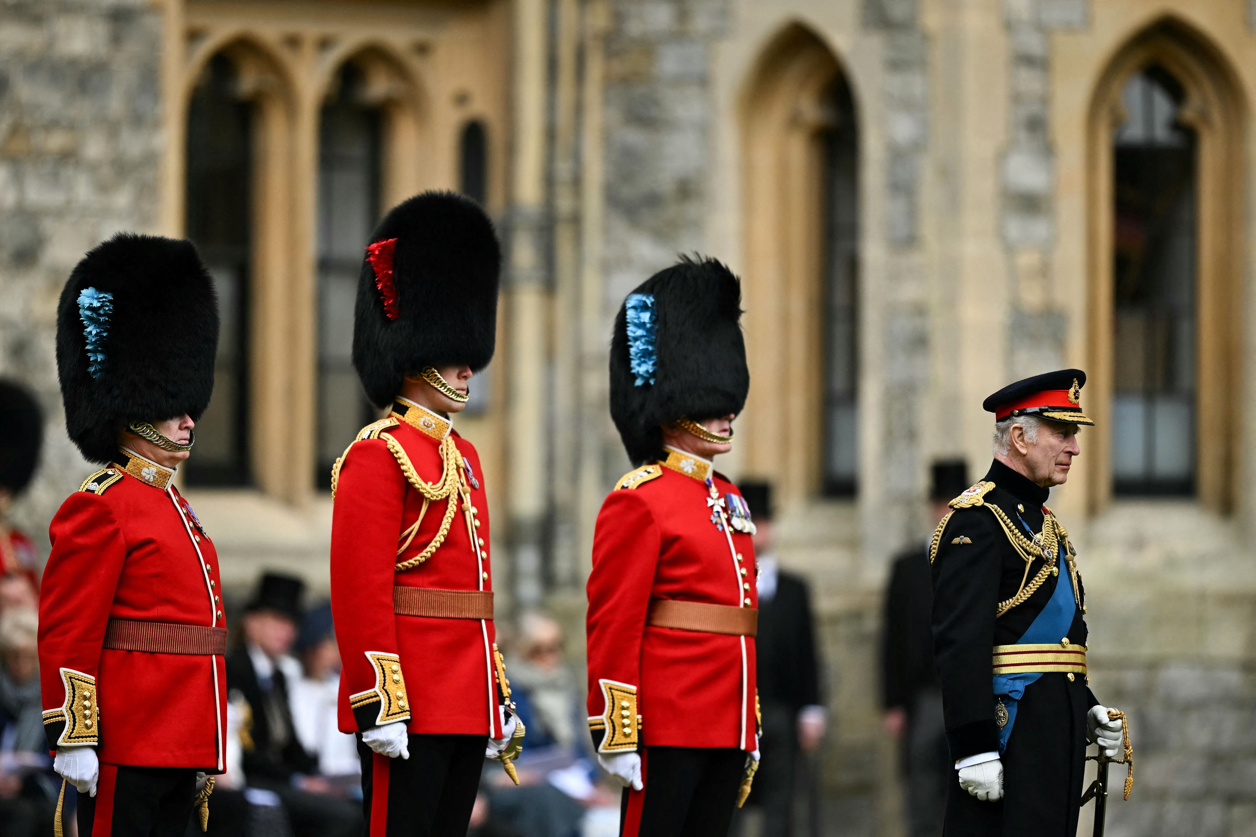 Les bonnets en poil d'ours de la garde royale remis en question