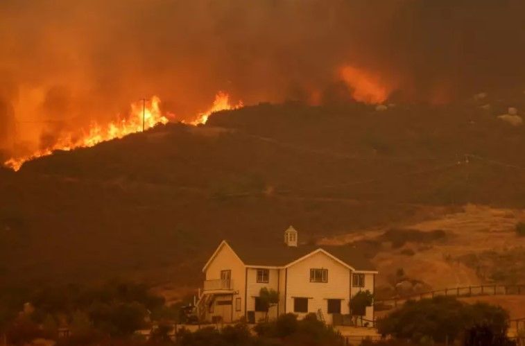 L'état d'urgence décrété à Los Angeles, menacée par les incendies