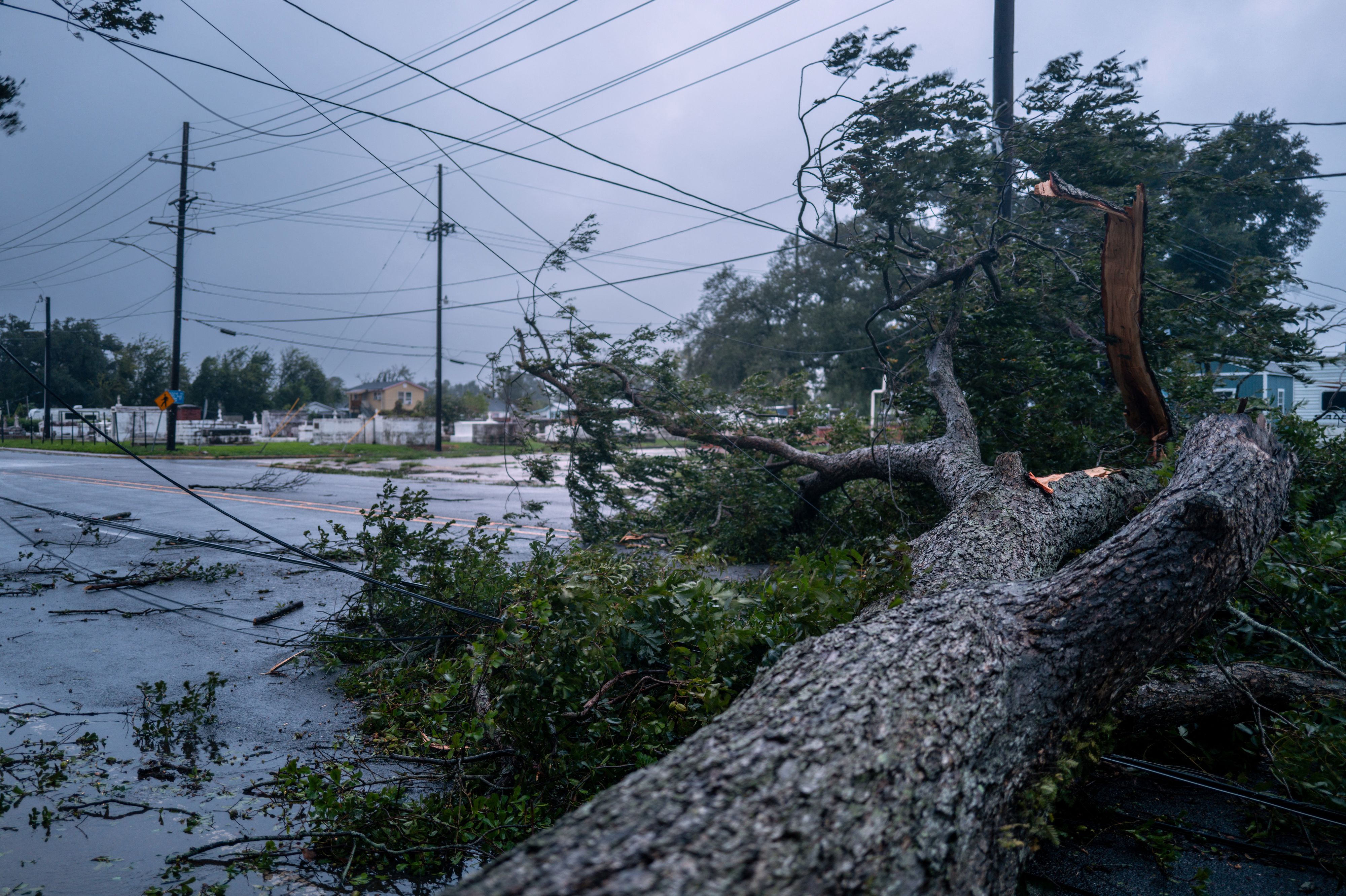 Tempêtes et typhons sèment le chaos autour du globe