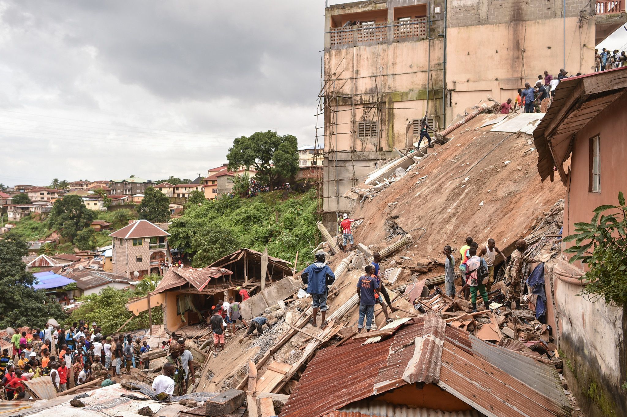 Au moins huit morts dans l'effondrement d'un immeuble à Freetown