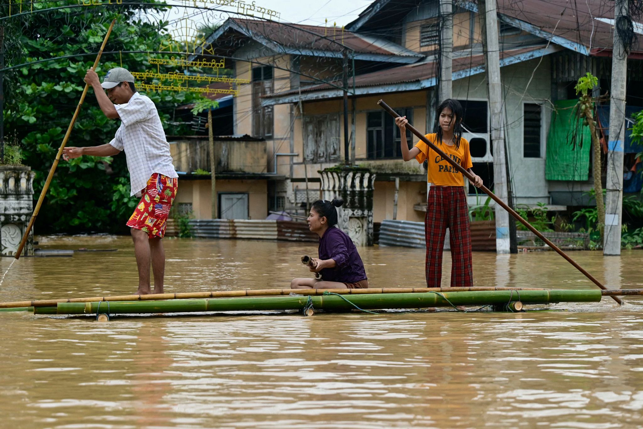 Le bilan des inondations grimpe à 226 morts et 77 disparus